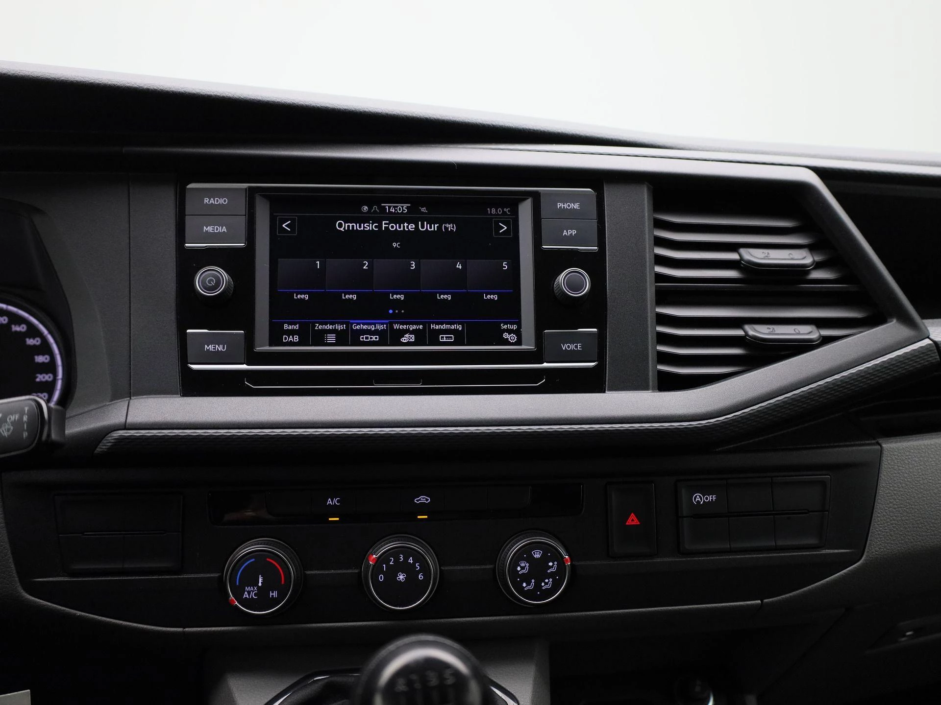 Volkswagen-Transporter-image-8