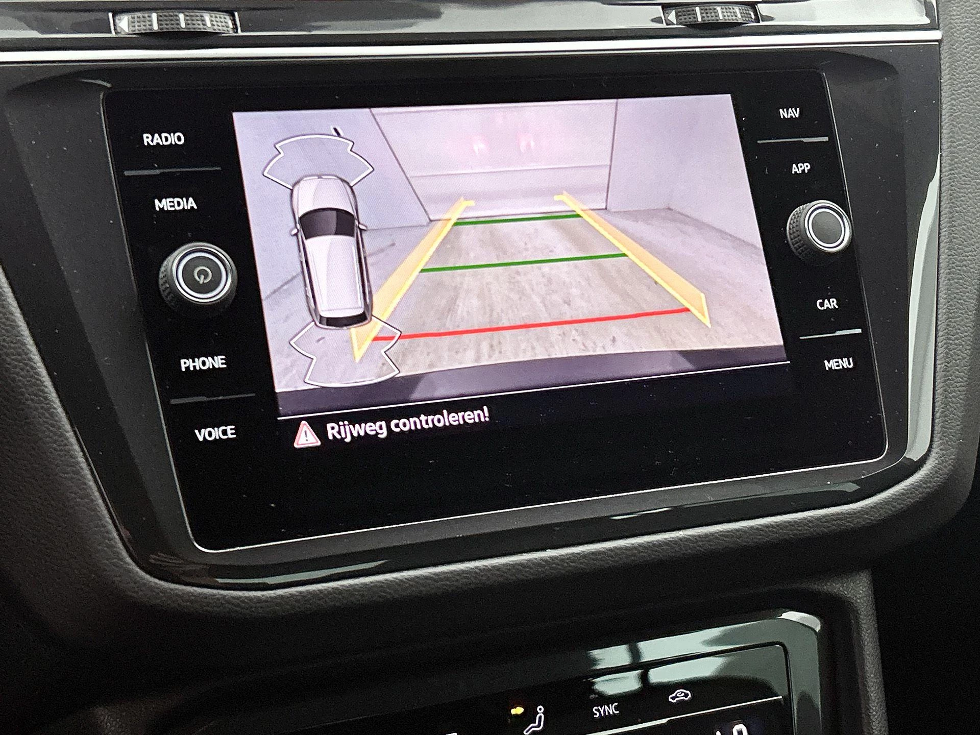 Volkswagen-Tiguan-image-16
