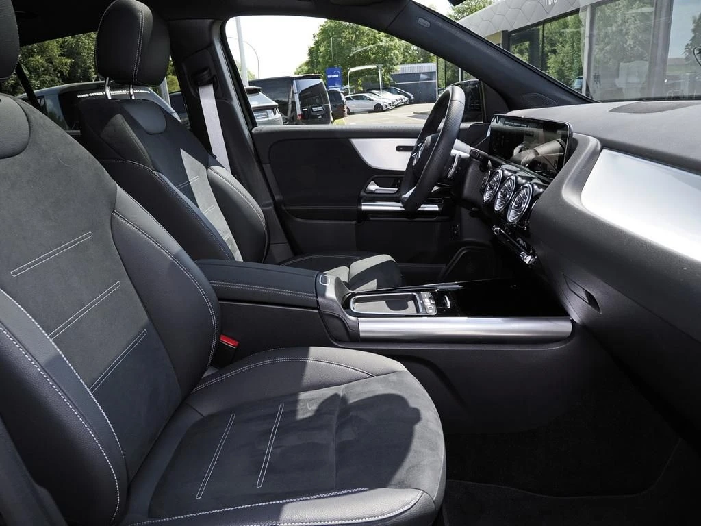 Mercedes-Benz-GLA 200 d-image-12