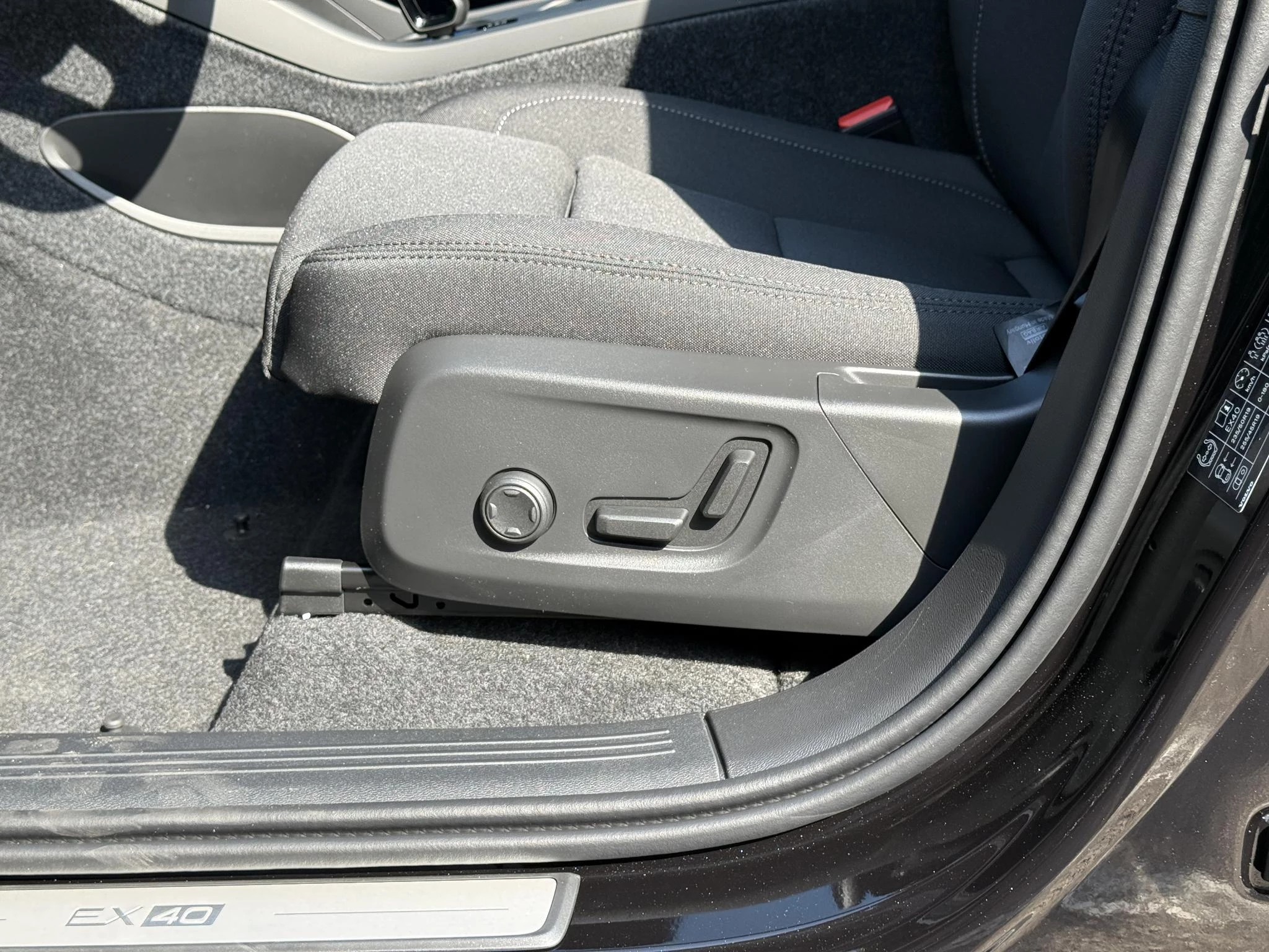 Volvo-EX40-image-13
