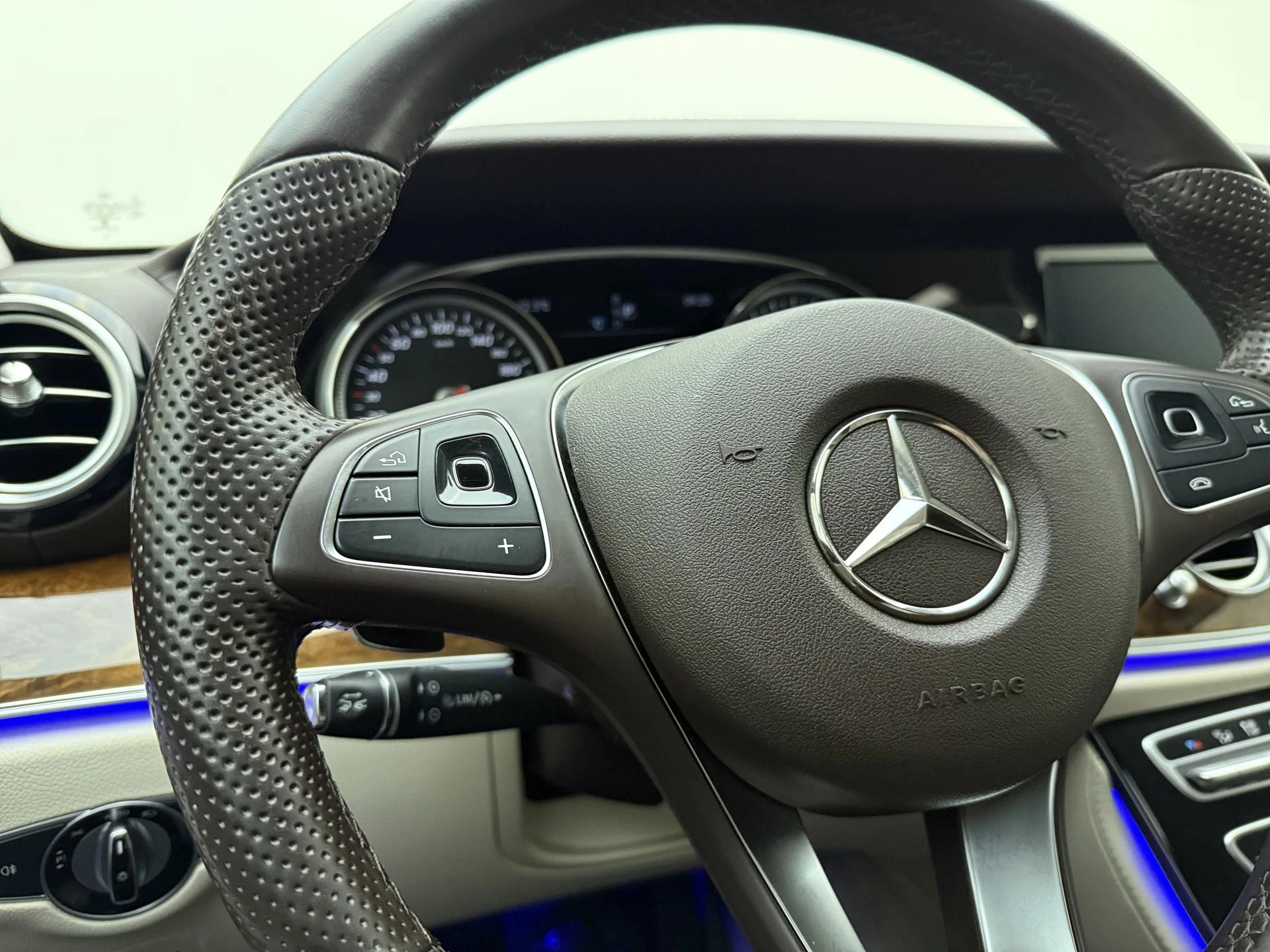 Mercedes-Benz-E-Klasse-image-15