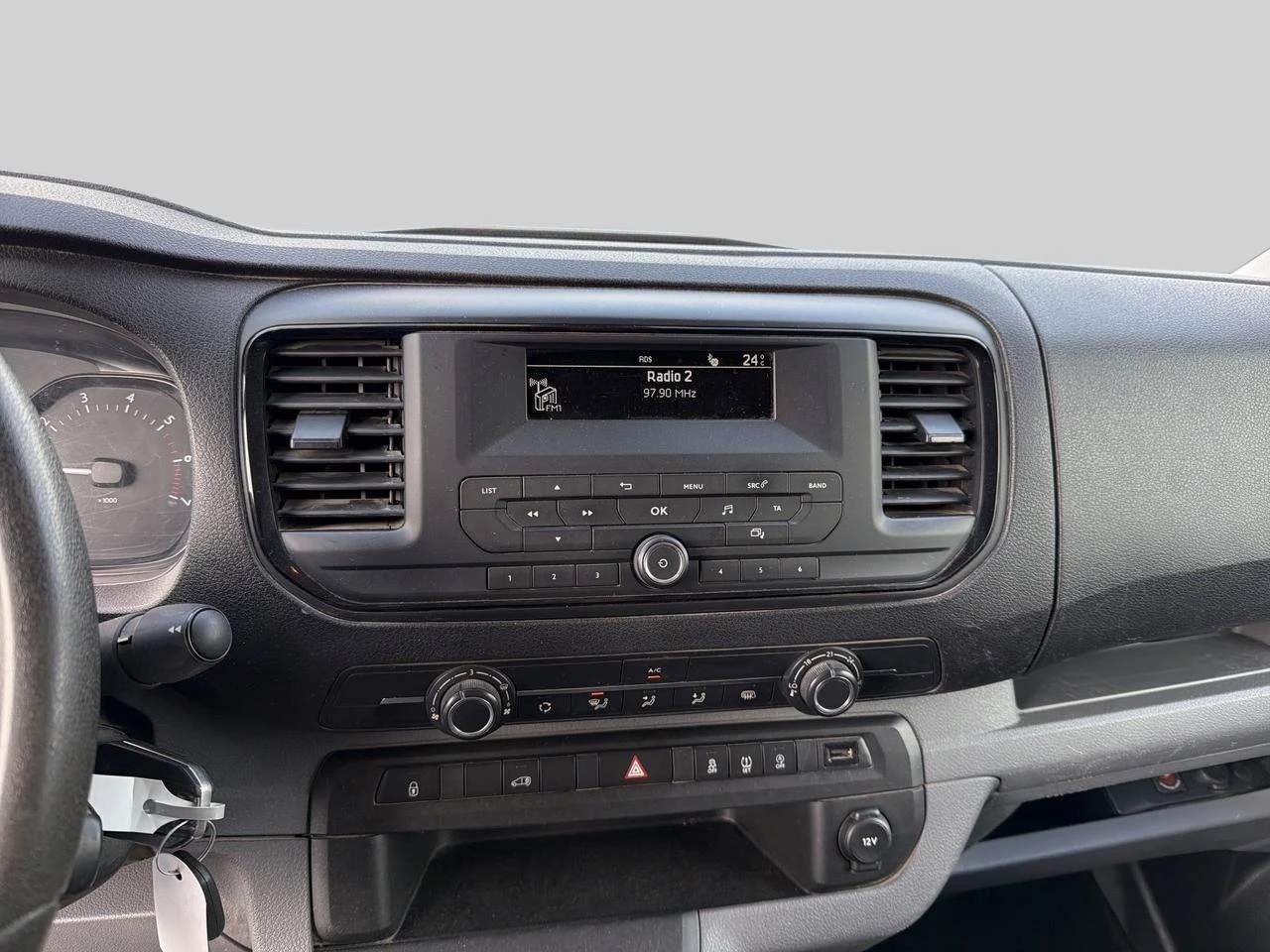 Opel-Vivaro-image-10