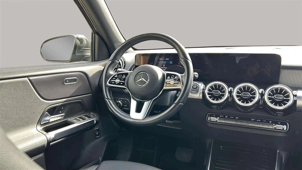 Mercedes-Benz-EQB-image-13