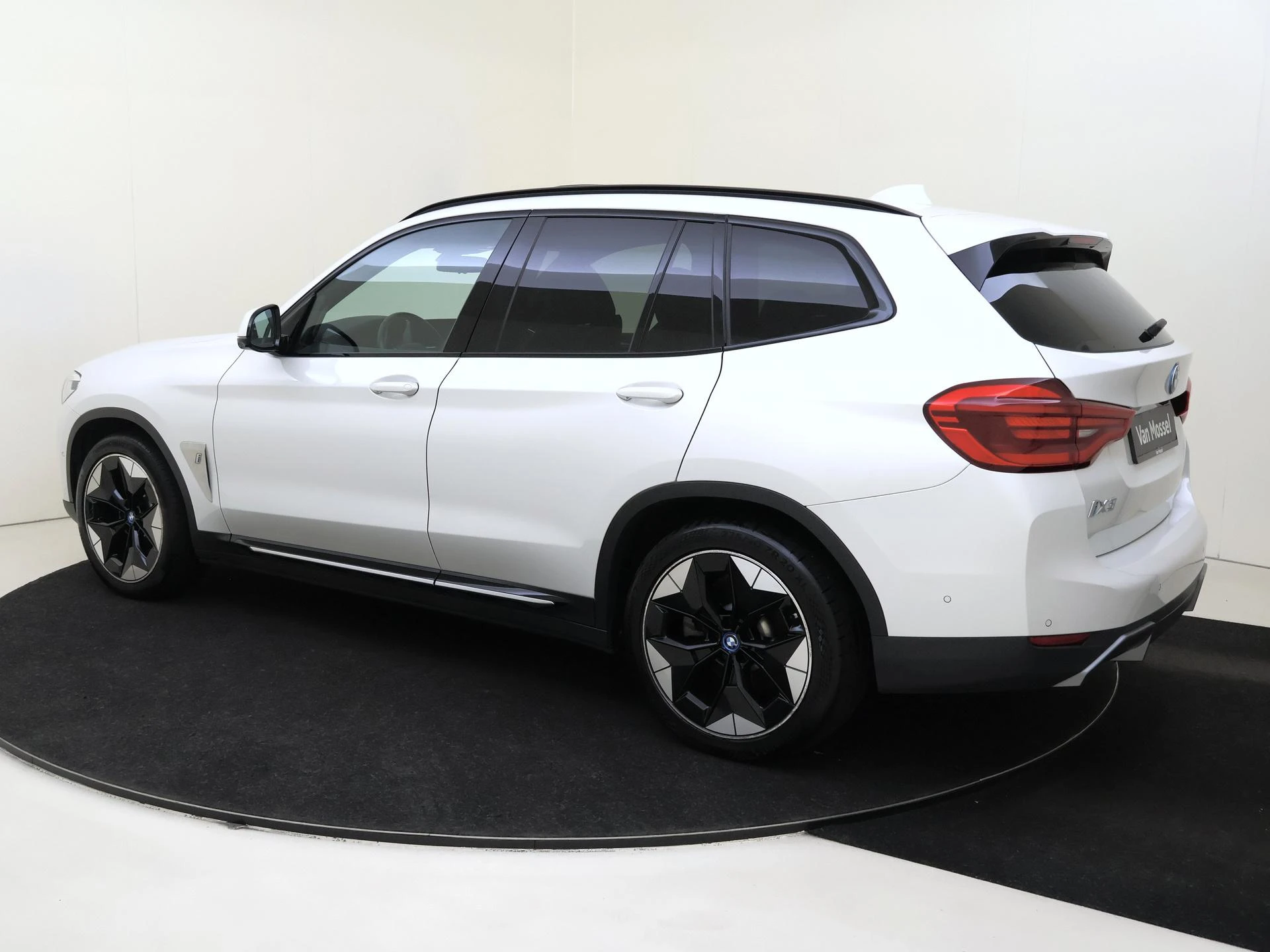 BMW-iX3-image-2