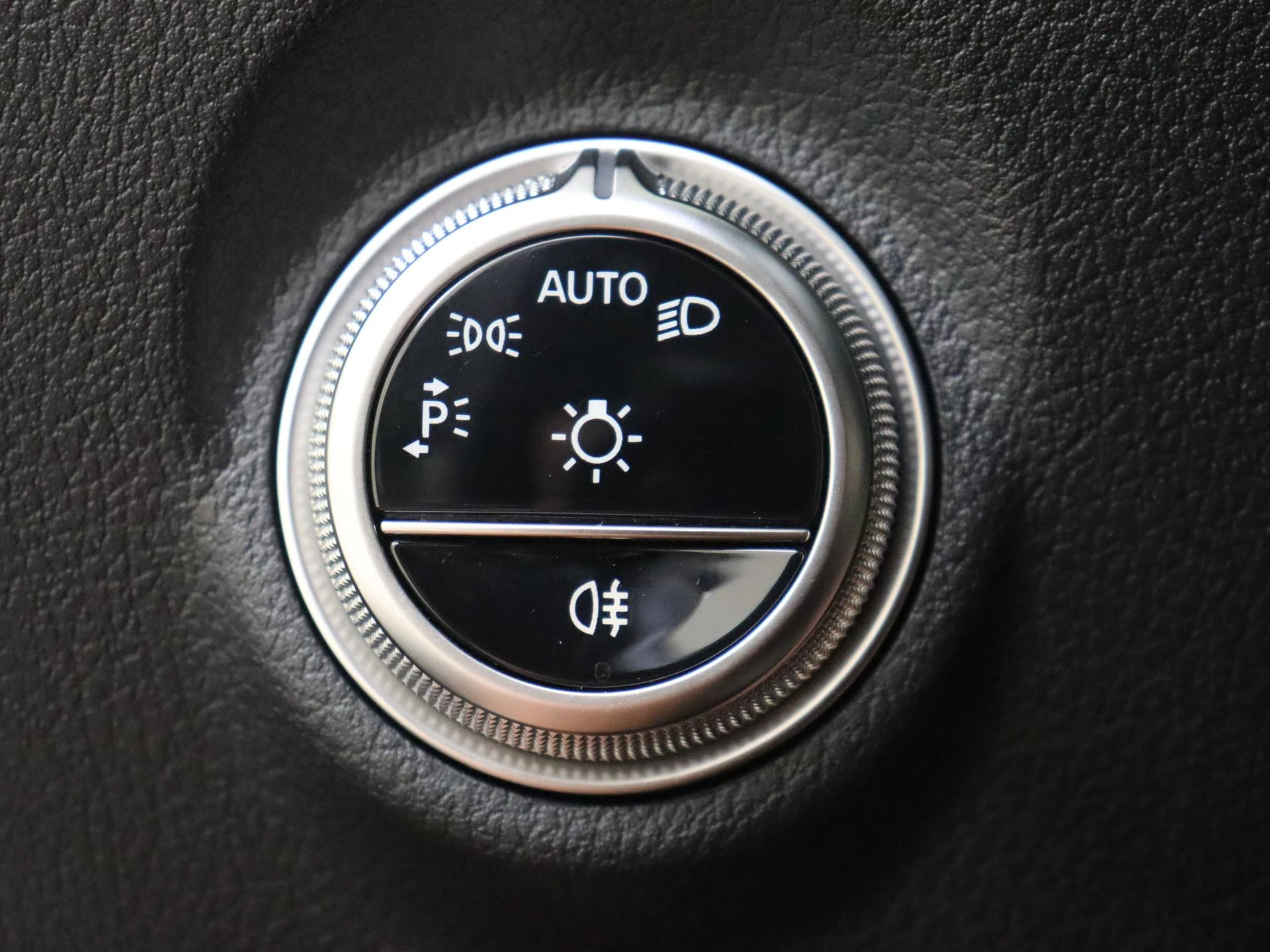 Mercedes-Benz-C-Klasse-image-24