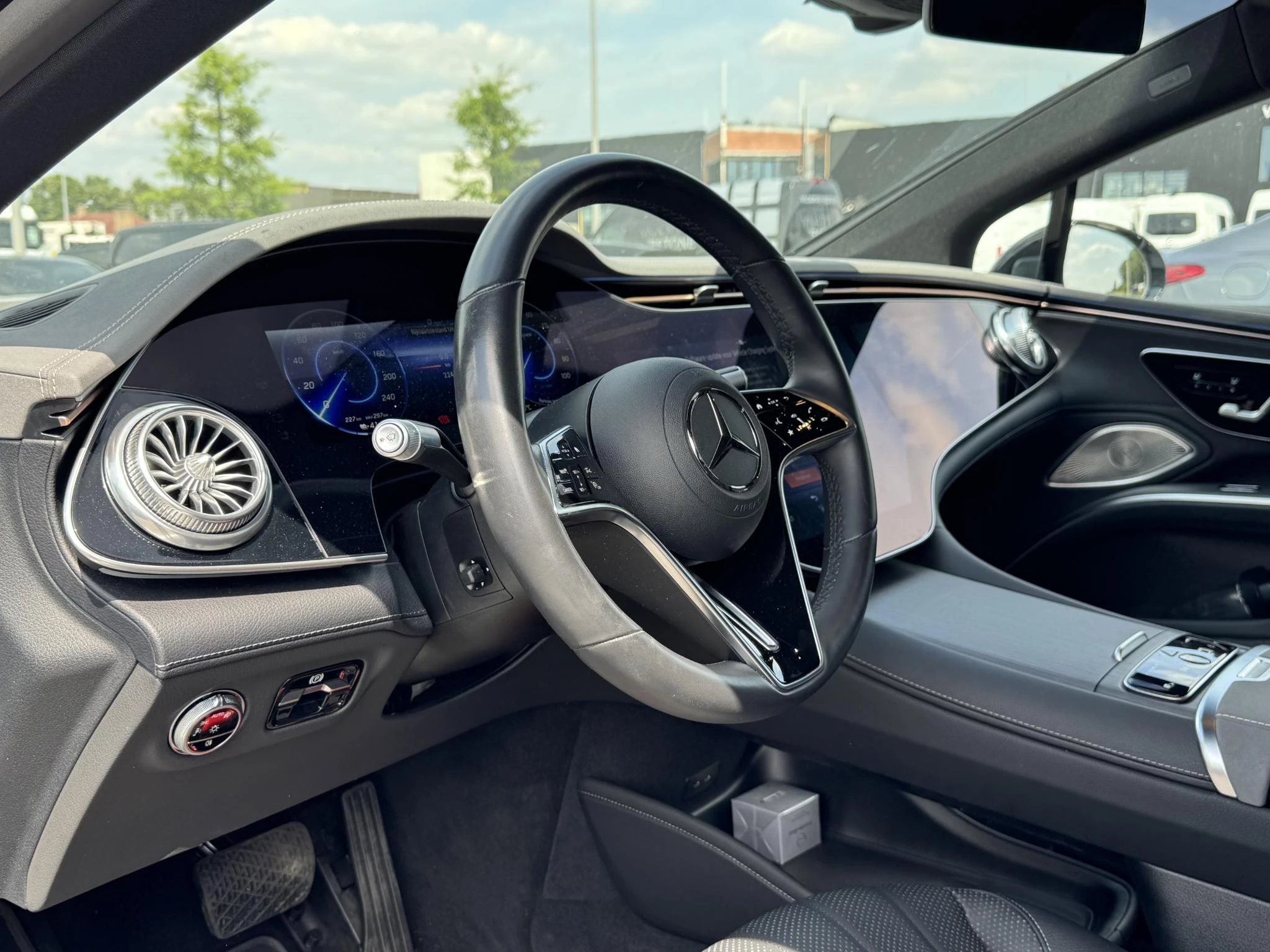 Mercedes-Benz-EQS-image-7