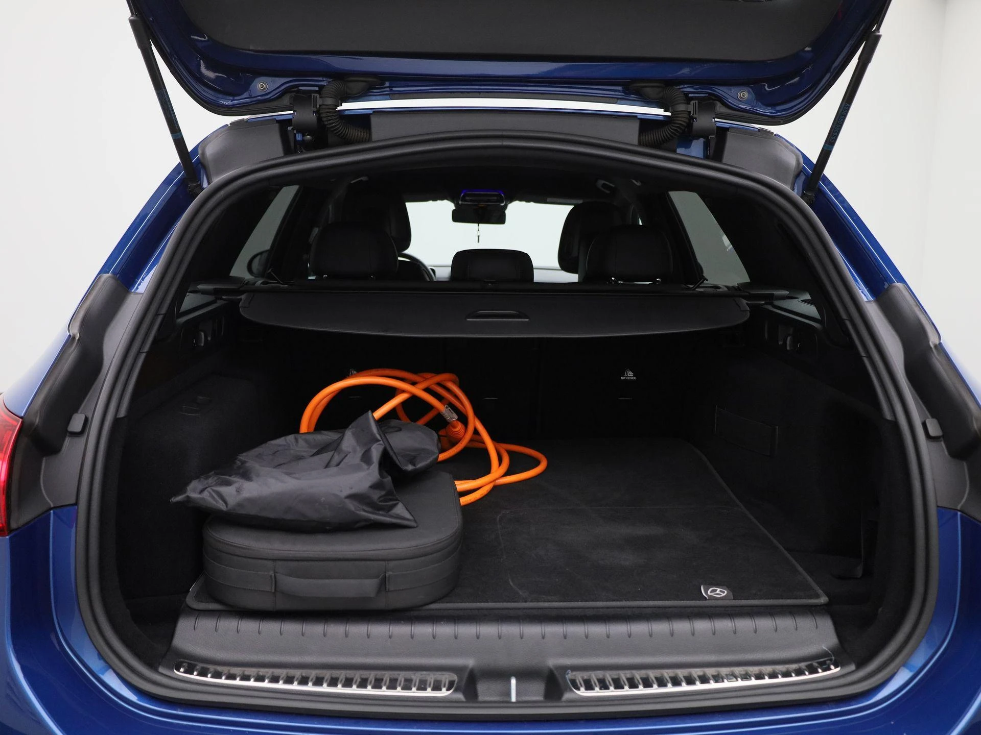 Mercedes-Benz-C-Klasse-image-12