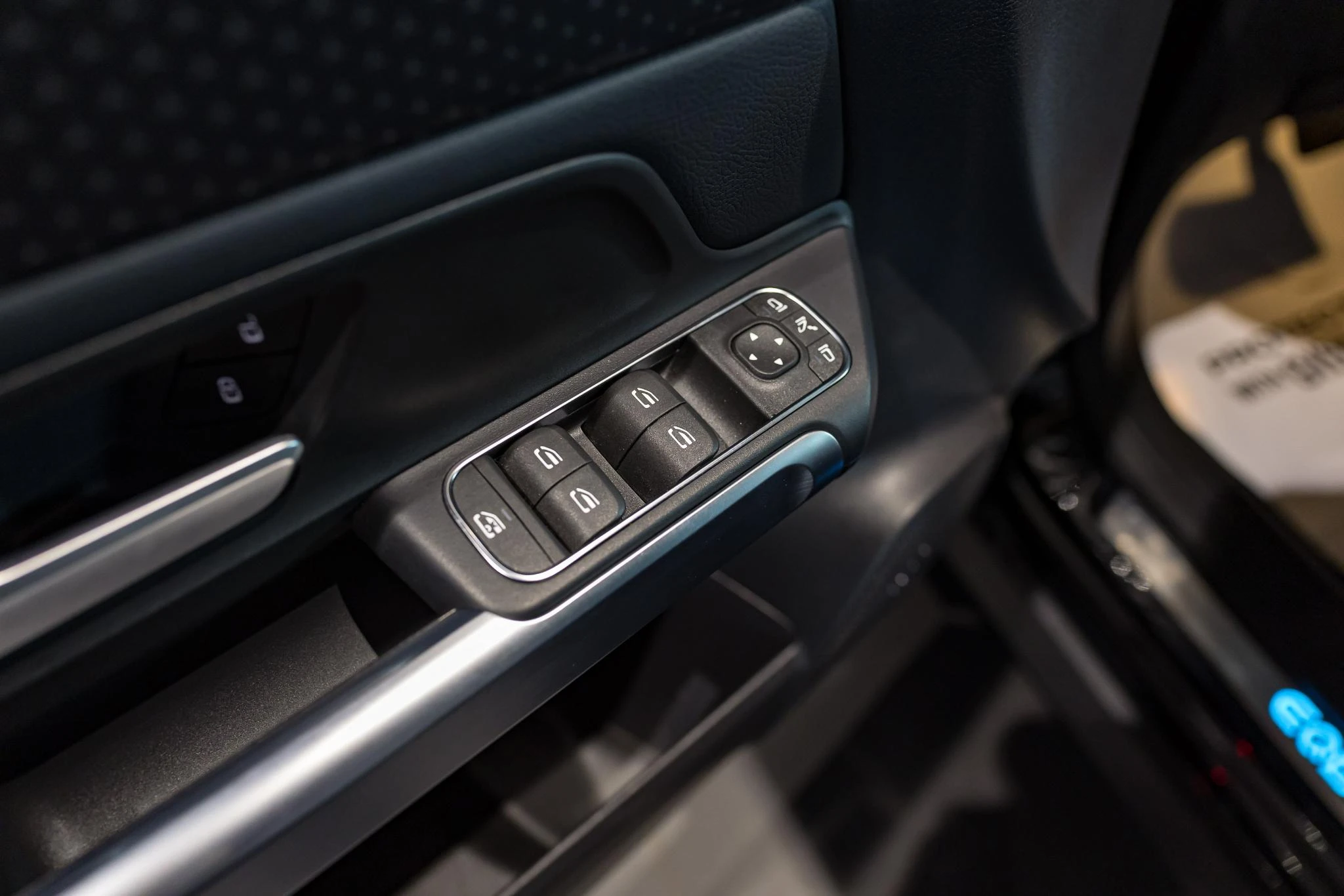 Mercedes-Benz-EQB-image-22