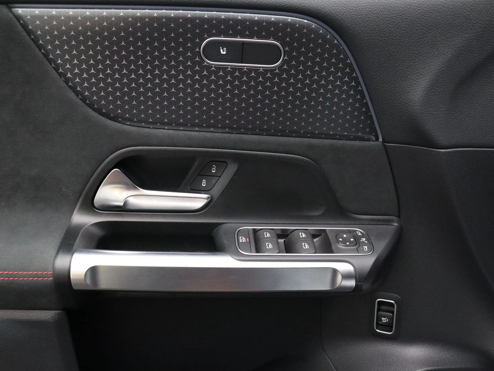 Mercedes-Benz EQB 250+ AMG Line + PANORAMISCH DAK + CARPLAY + ADVANCED SOUND +