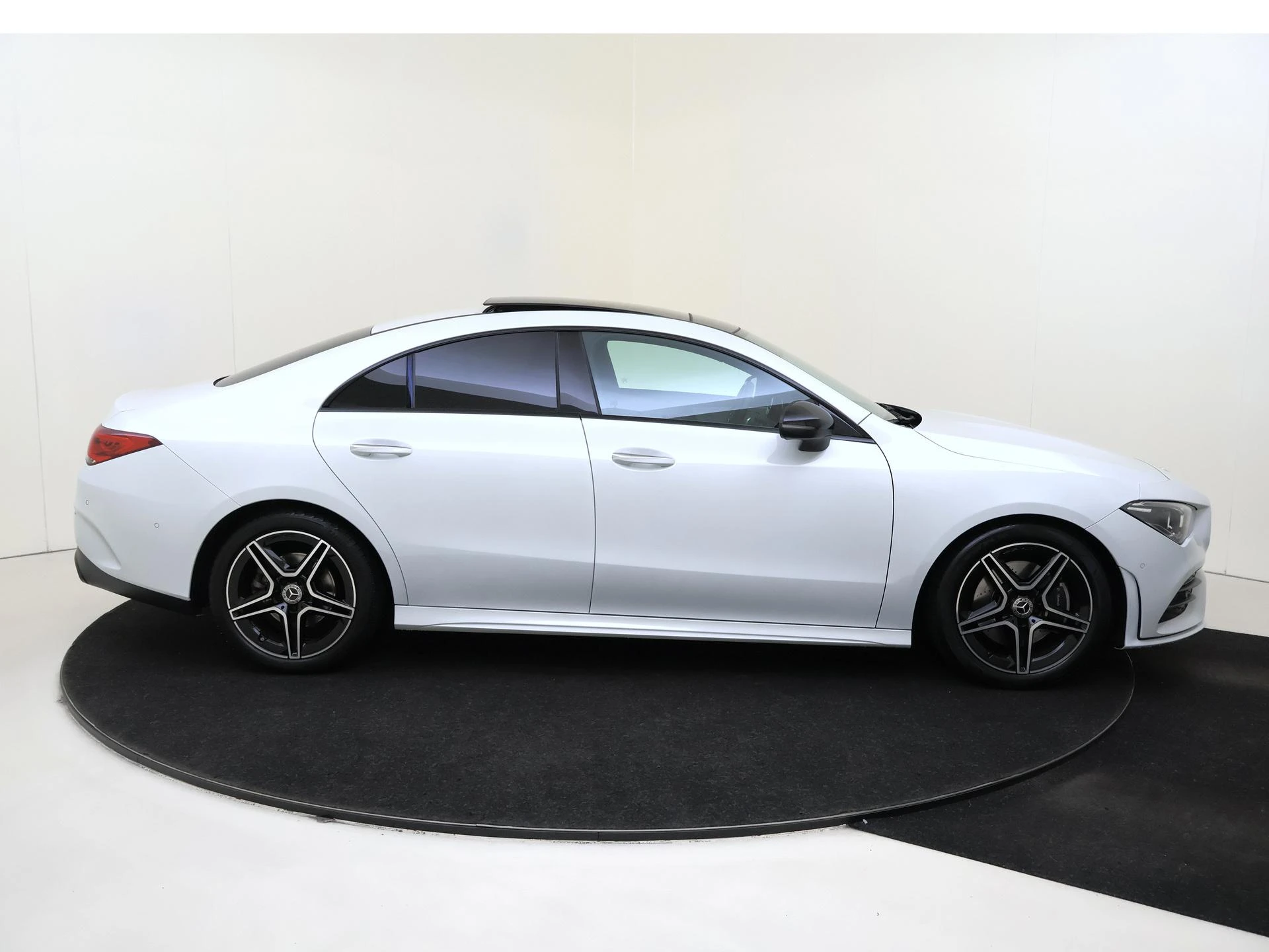 Mercedes-Benz-CLA-image-8