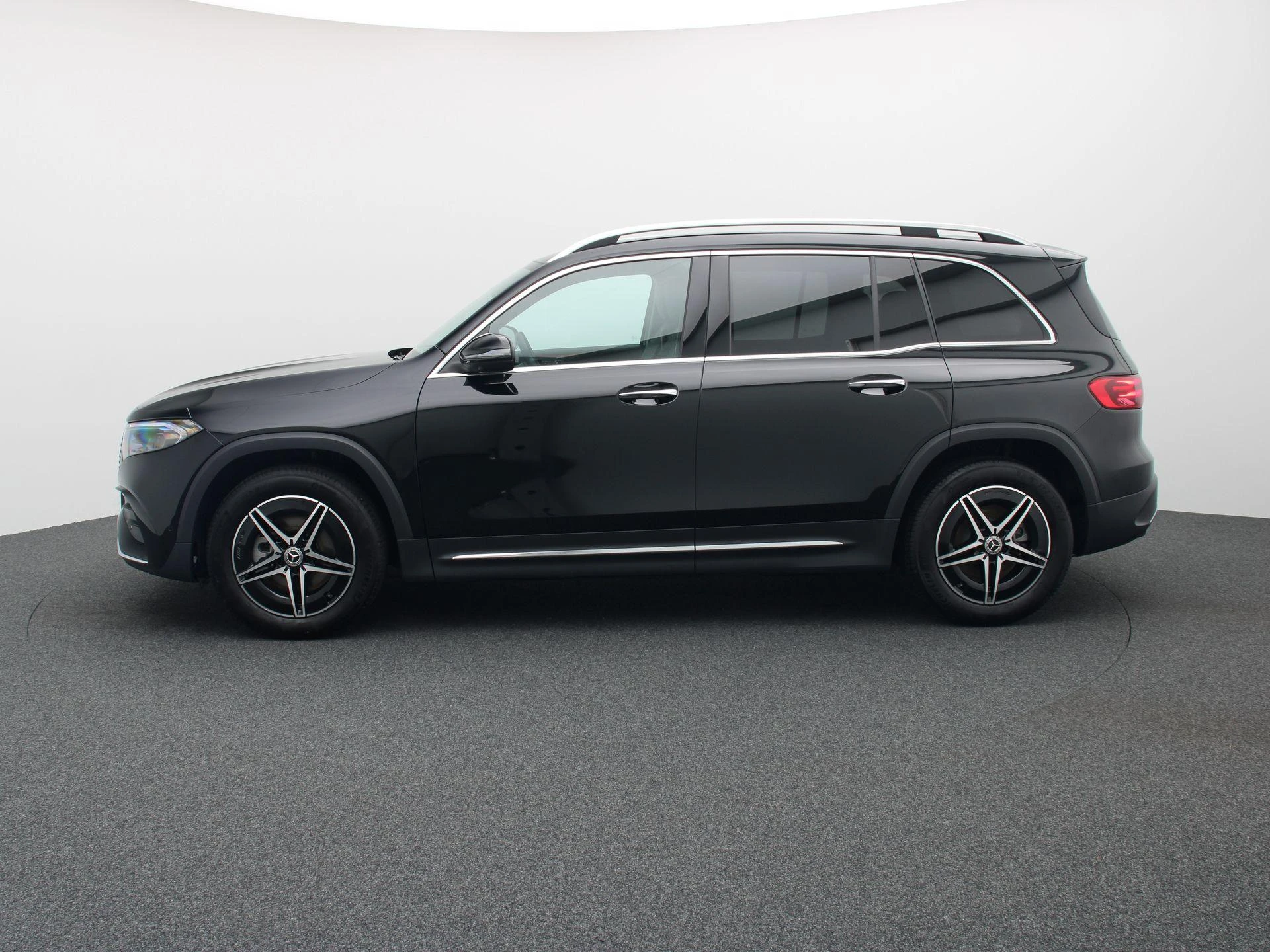 Mercedes-Benz-EQB-image-3