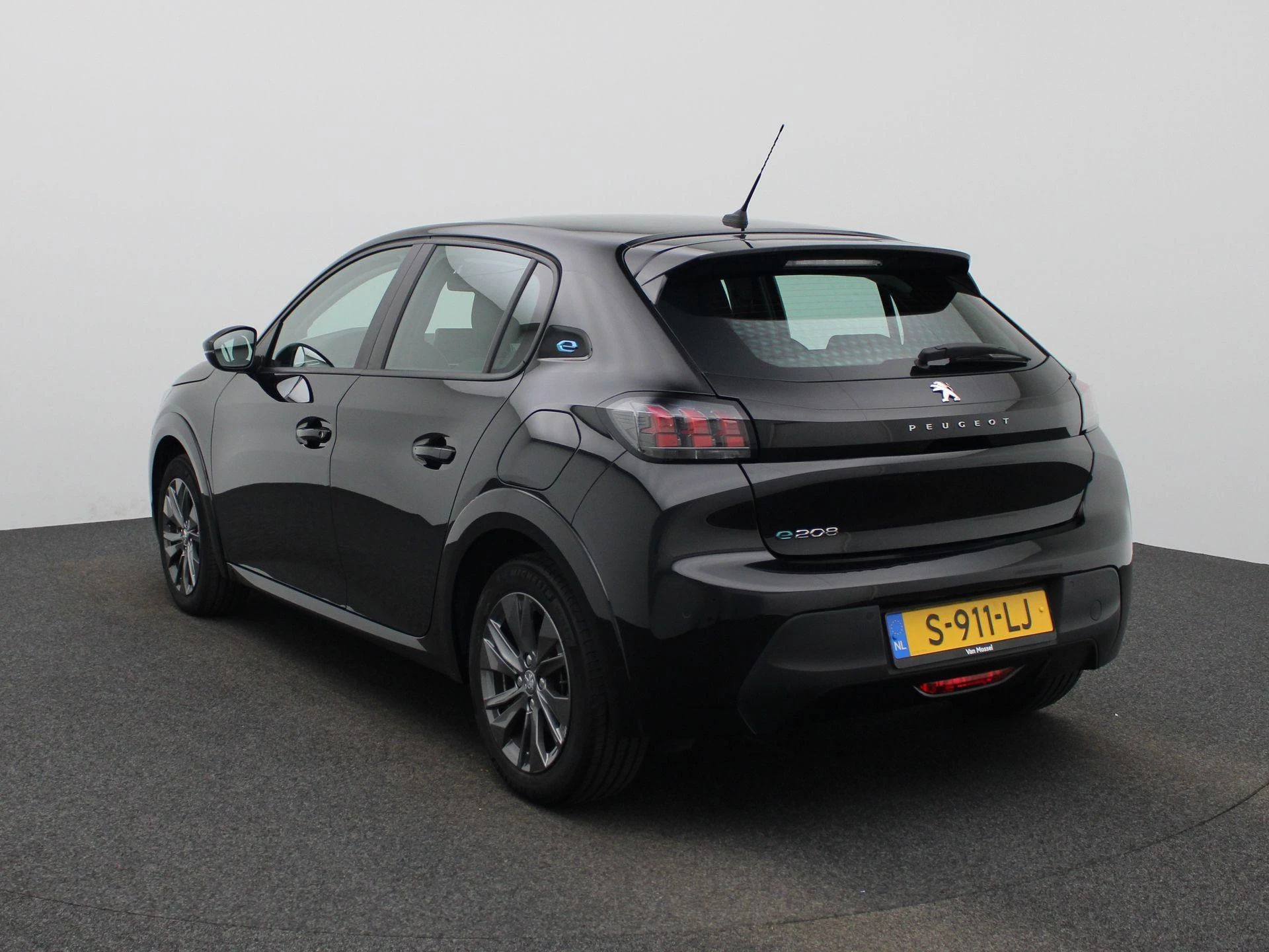 Peugeot e-208