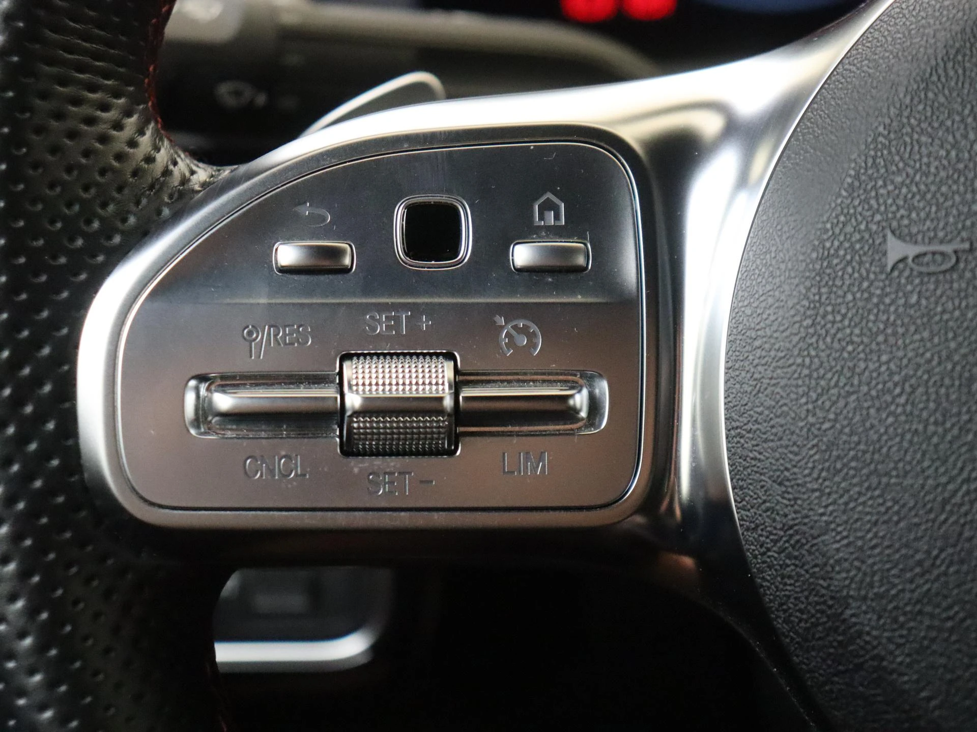 Mercedes-Benz-CLA-image-11