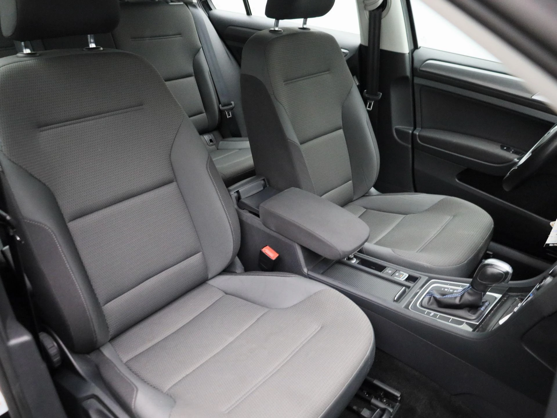 Volkswagen-e-Golf-image-35