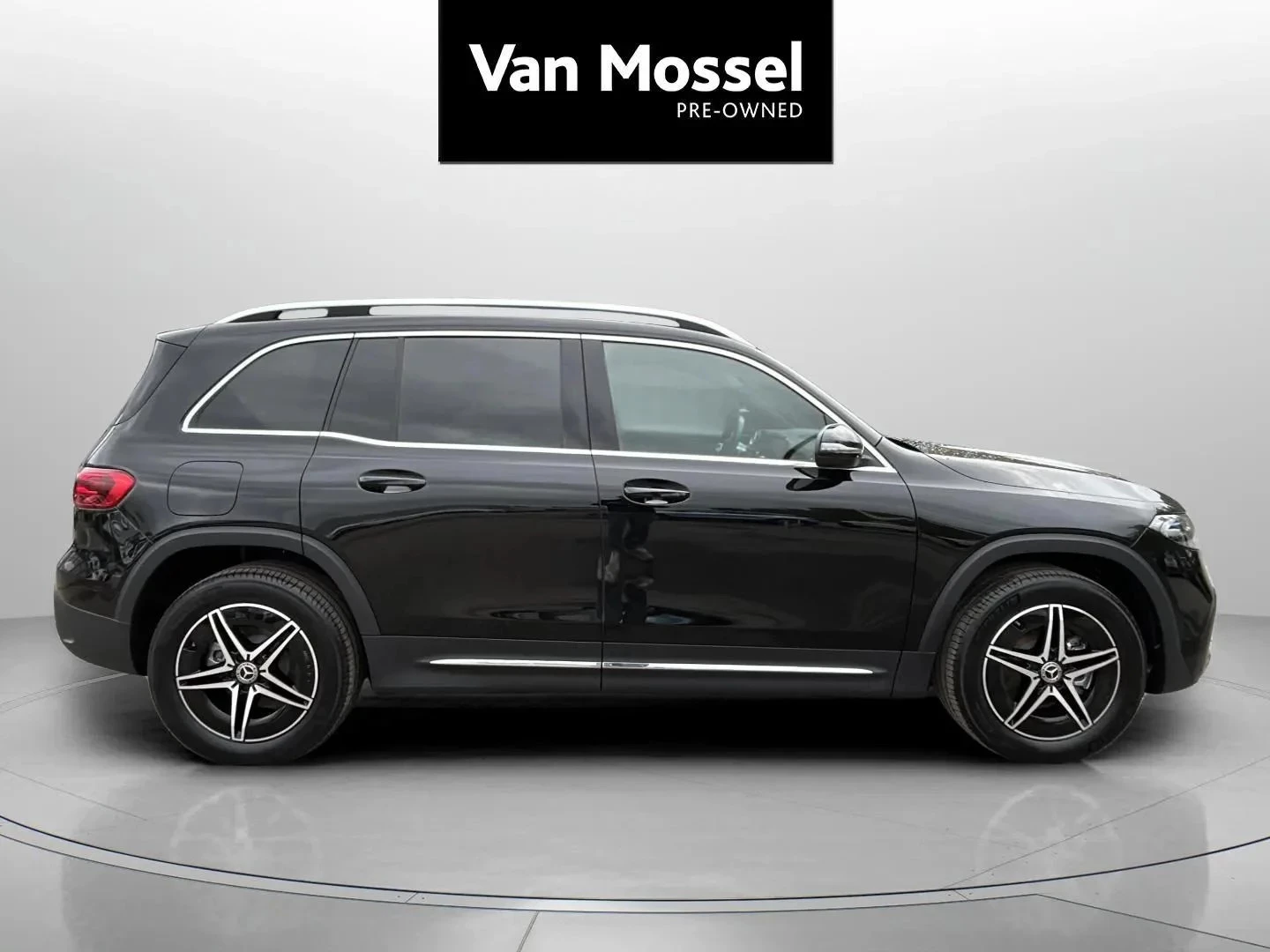 Mercedes-Benz-EQB-image-3