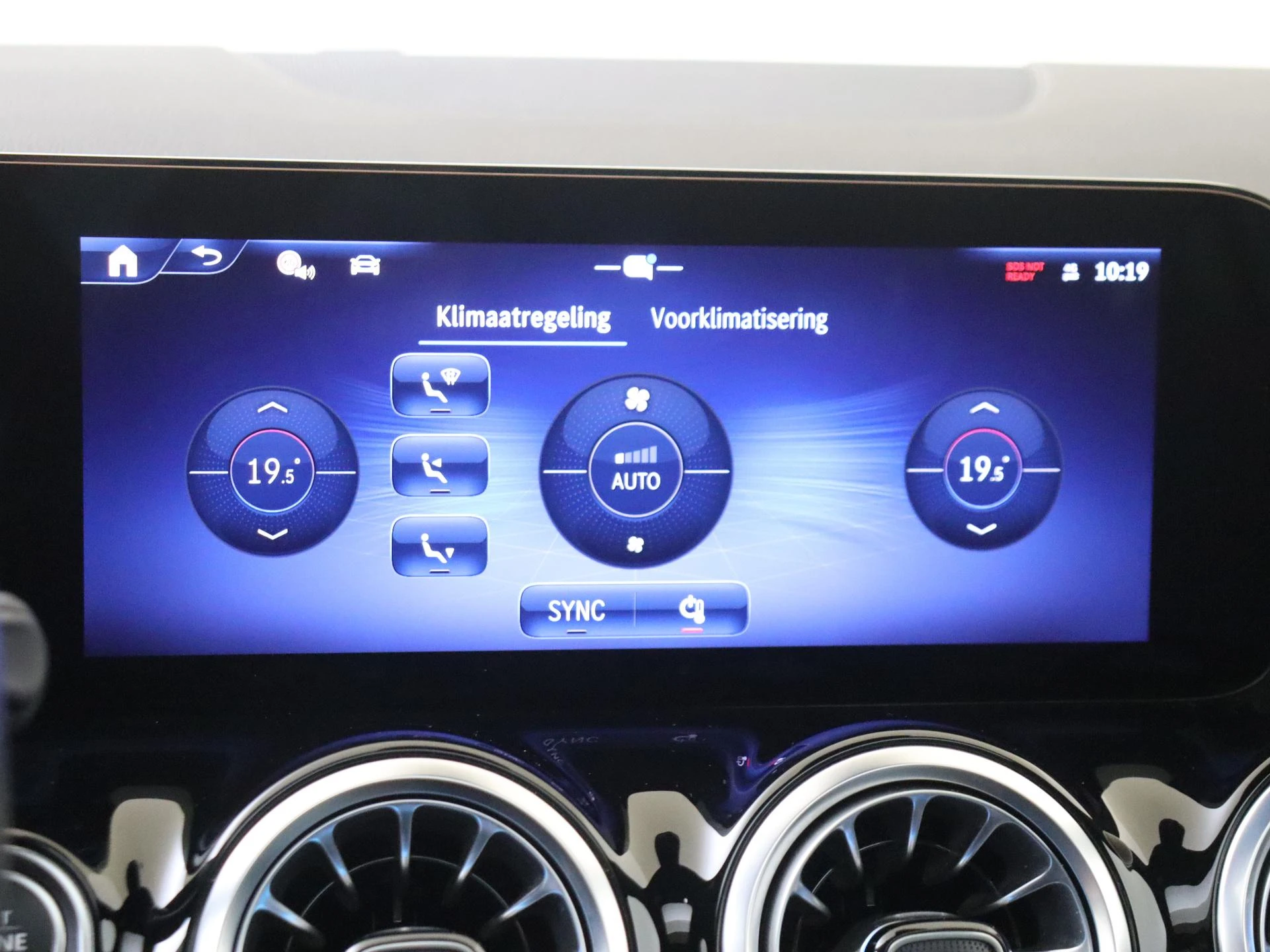 Mercedes-Benz-GLA-image-18