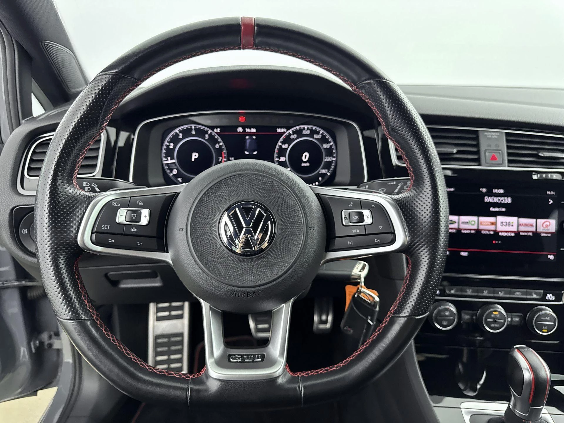 Volkswagen-Golf-image-26