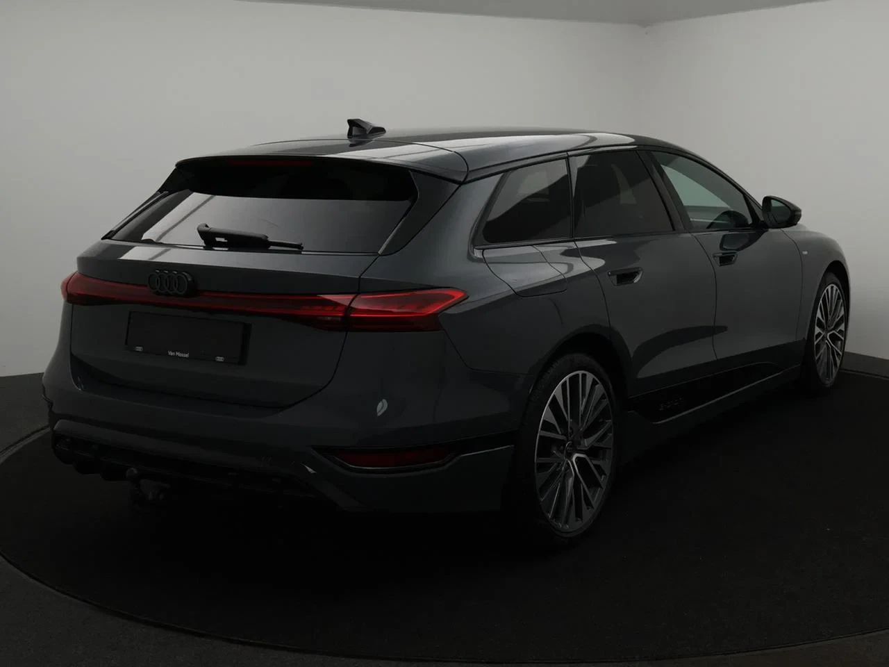 Audi-A6 Avant e-tron-image-5