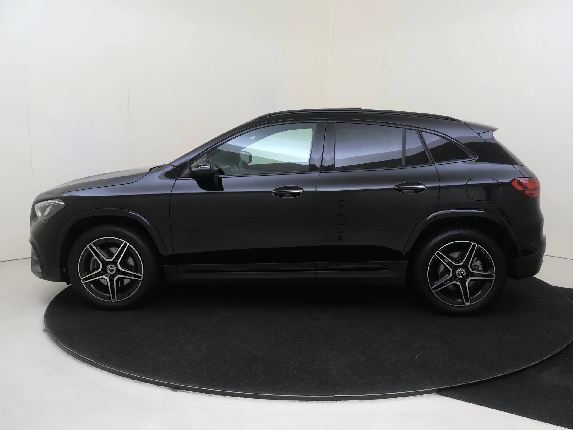 Mercedes-Benz-GLA-image-8