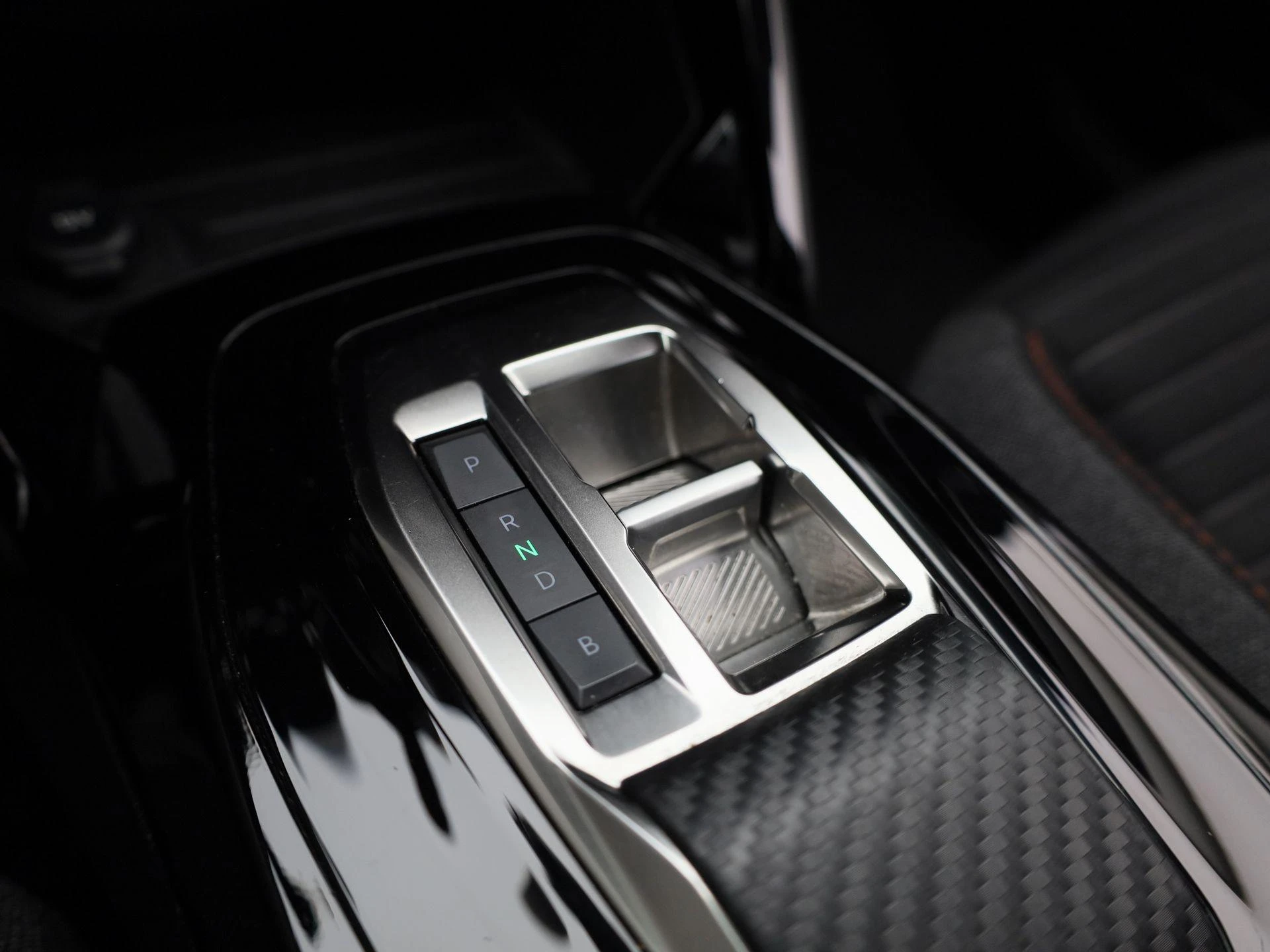 Peugeot-e-208-image-28