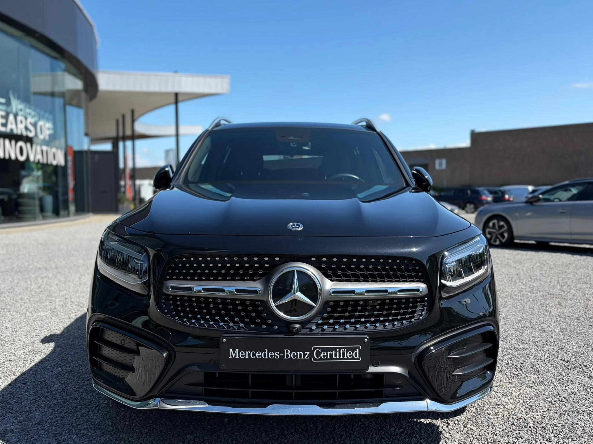 Mercedes-Benz GLB 180 AMG Line + PANO DAK + TREKHAAK + CARPLAY + SURROUND VIEW +