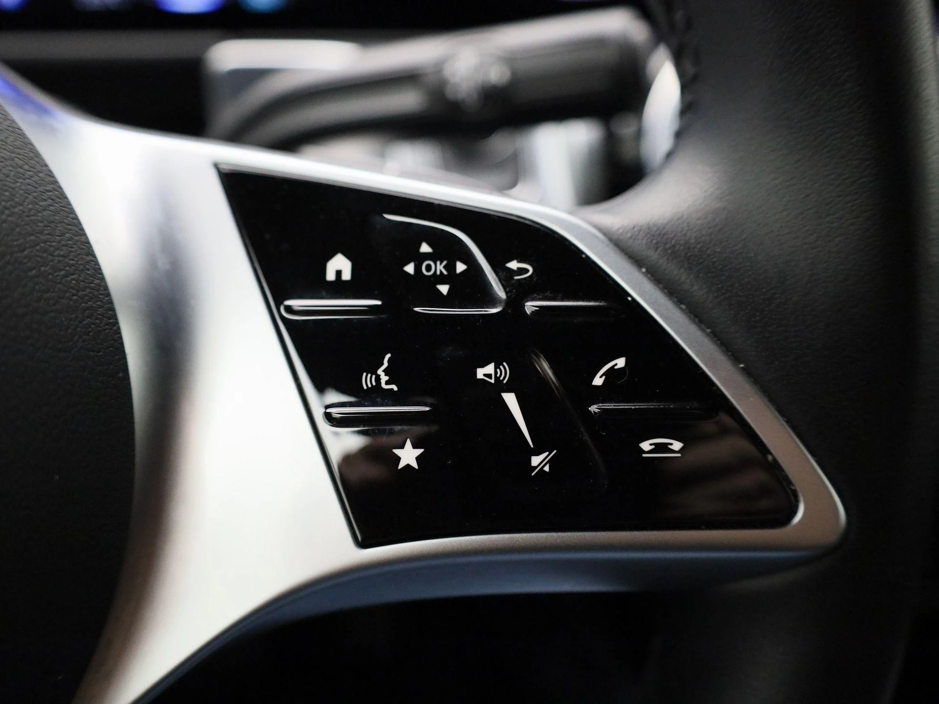 Mercedes-Benz-EQB-image-17