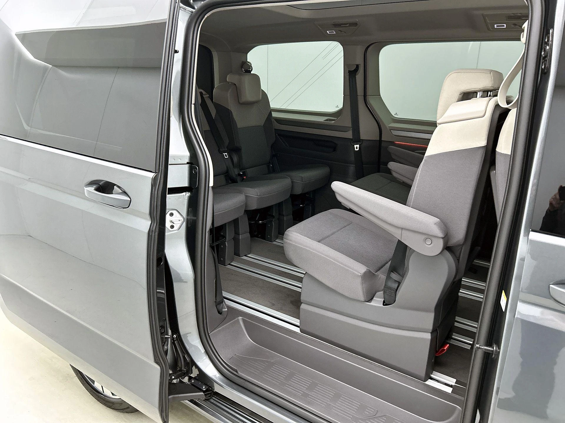 Volkswagen-Multivan-image-13