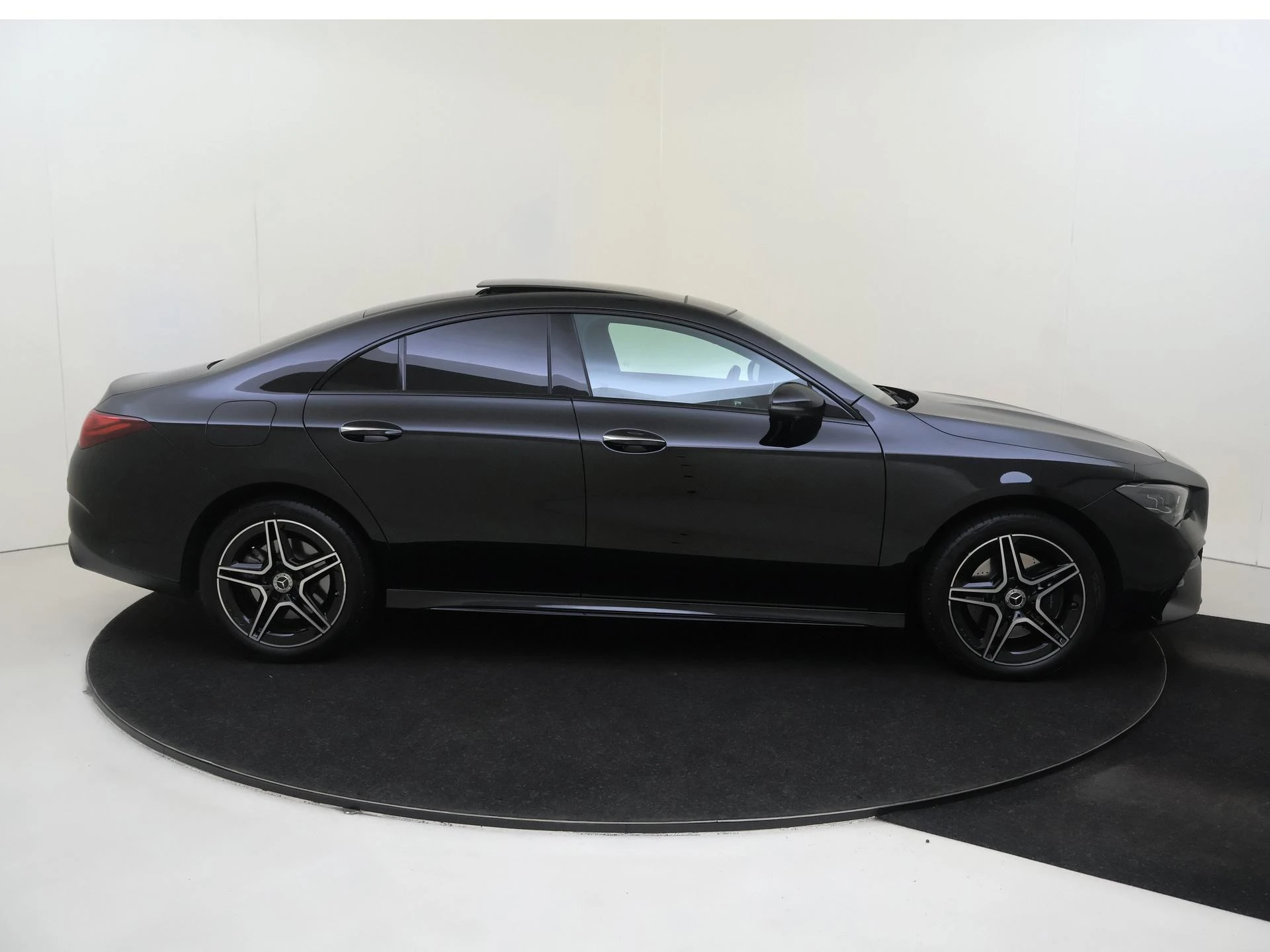 Mercedes-Benz-CLA-image-8