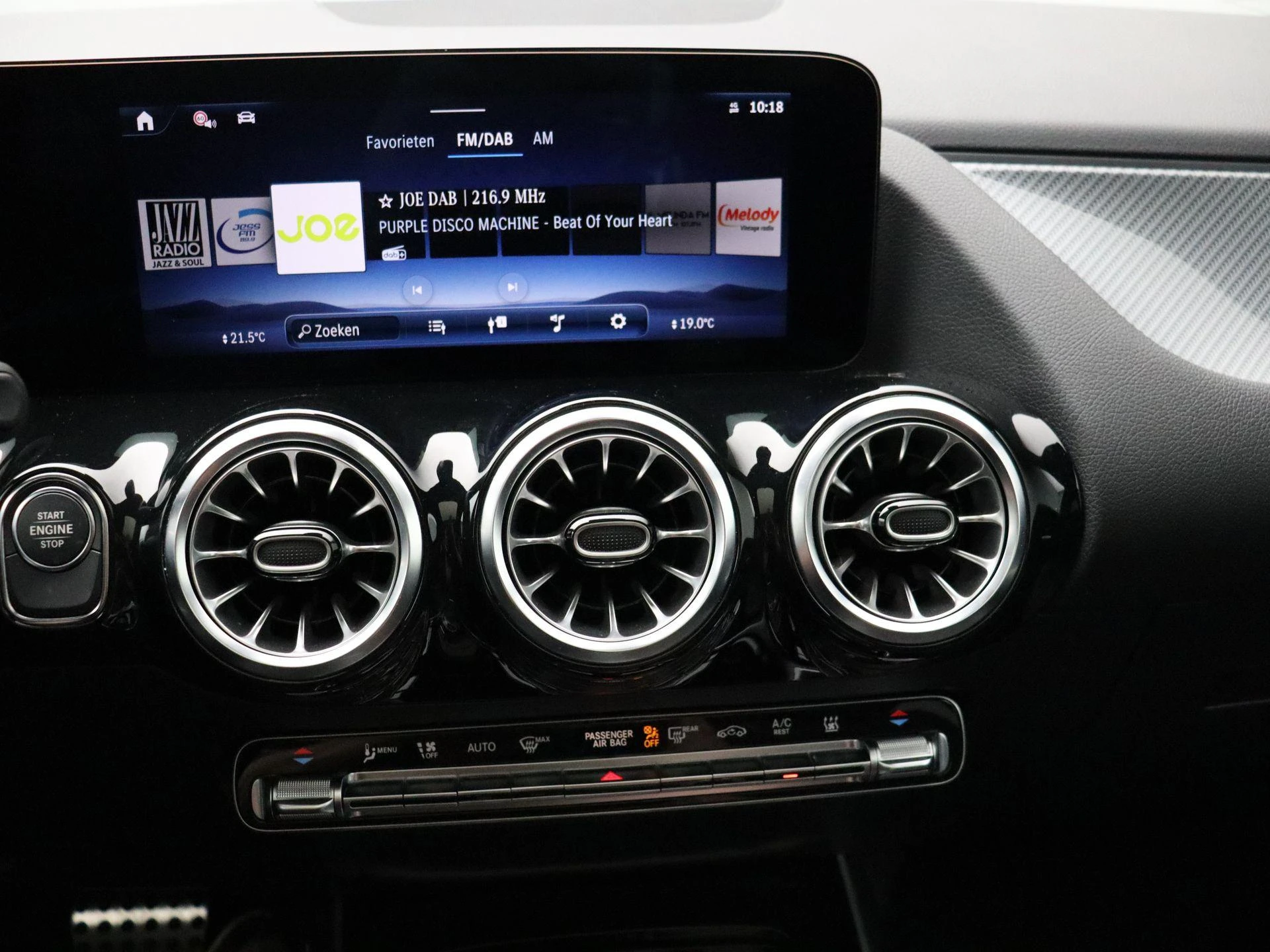 Mercedes-Benz-GLA-image-19