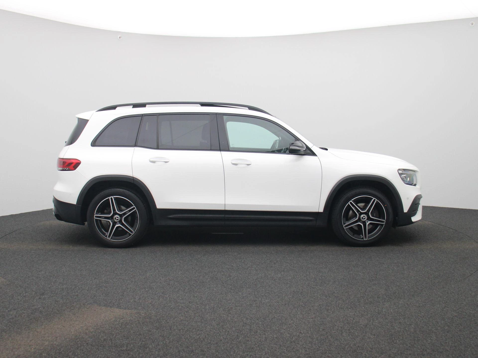 Mercedes-Benz-GLB-image-5