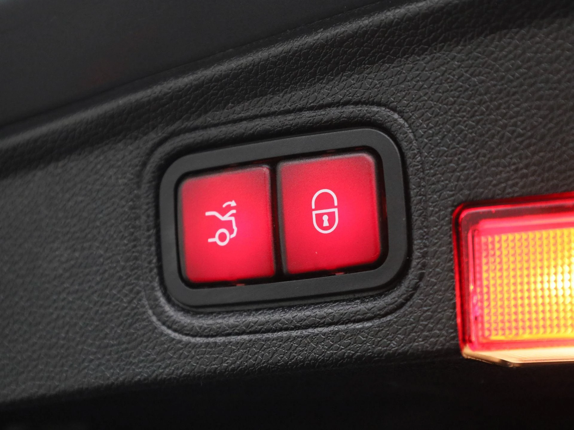 Mercedes-Benz-C-Klasse-image-14