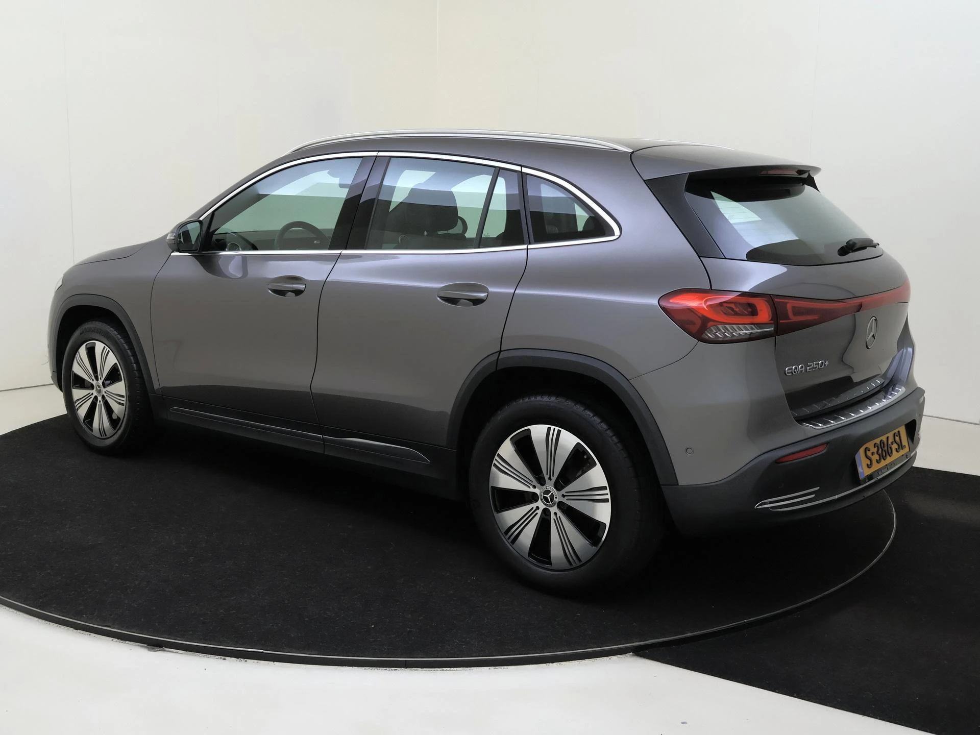 Mercedes-Benz-EQA-image-2