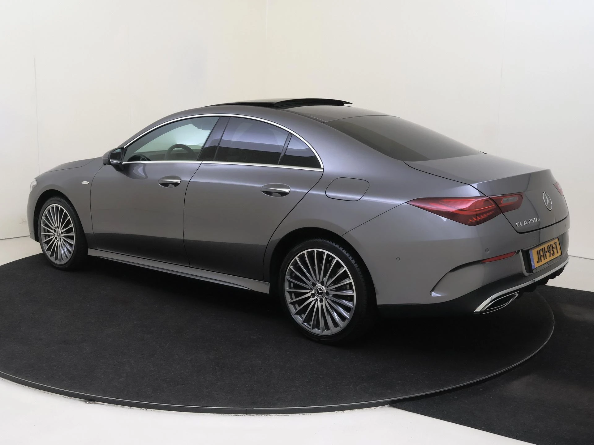 Mercedes-Benz-CLA-image-2