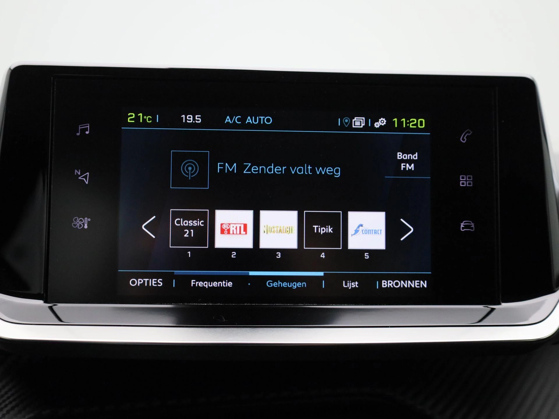 Peugeot-e-2008-image-18