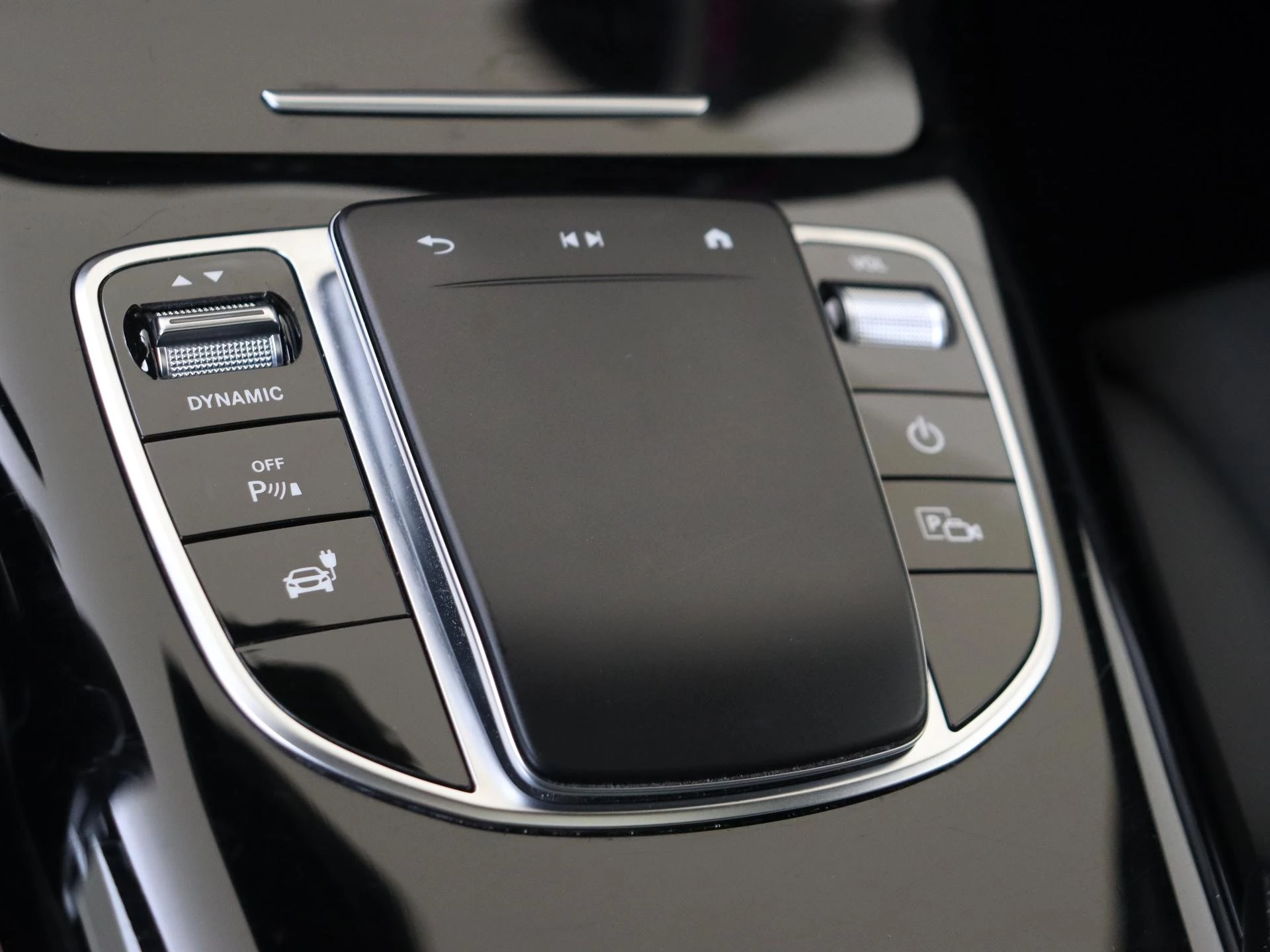 Mercedes-Benz-EQC-image-23