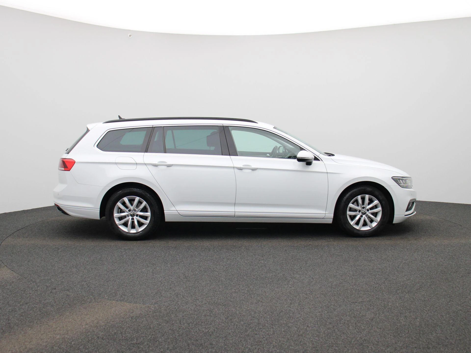 Volkswagen-Passat-image-5