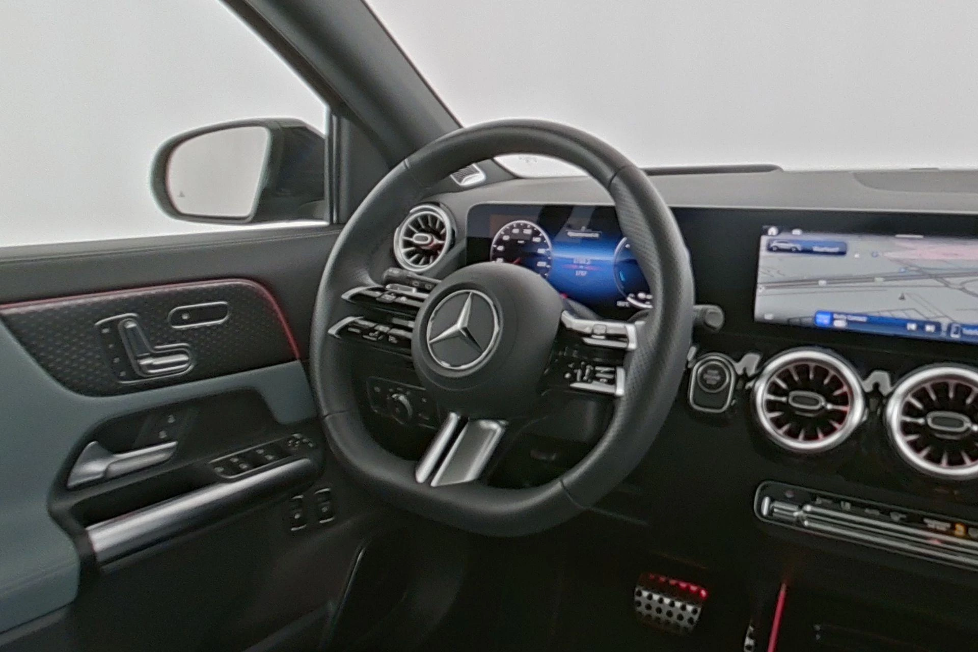 Mercedes-Benz-GLA-image-12