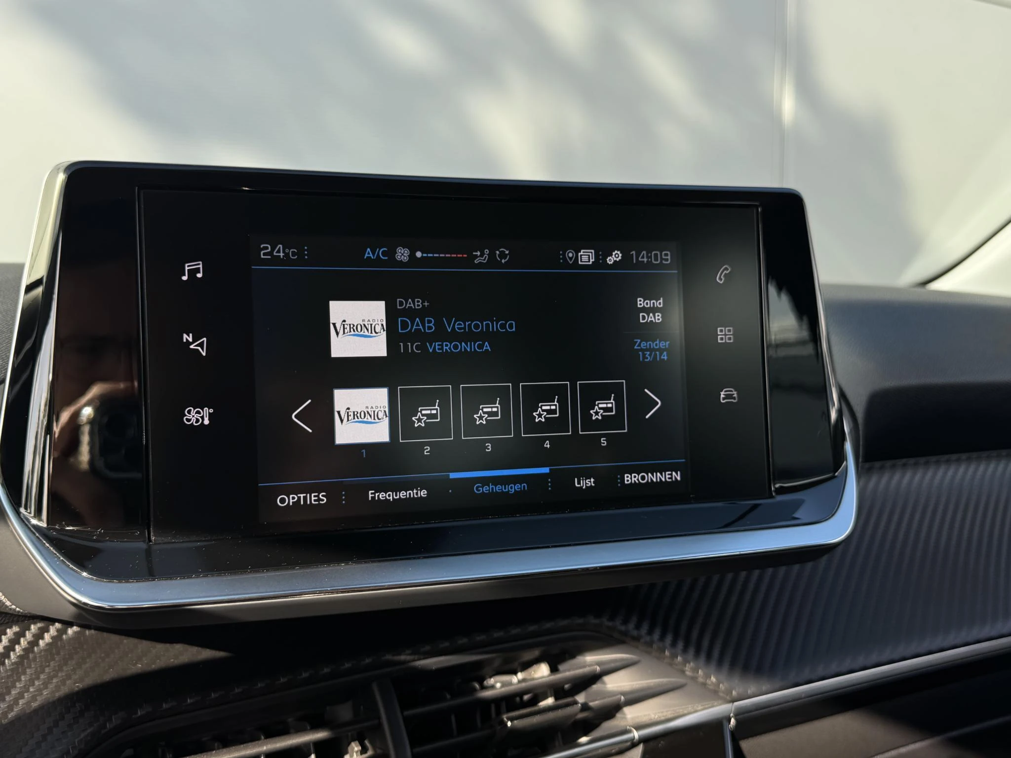 Peugeot-208-image-17