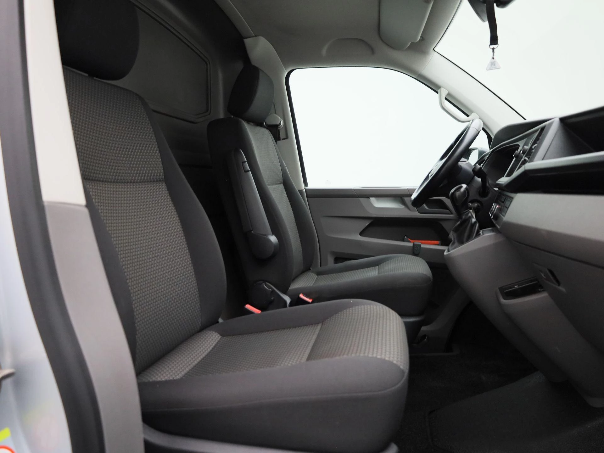 Volkswagen-Transporter-image-35