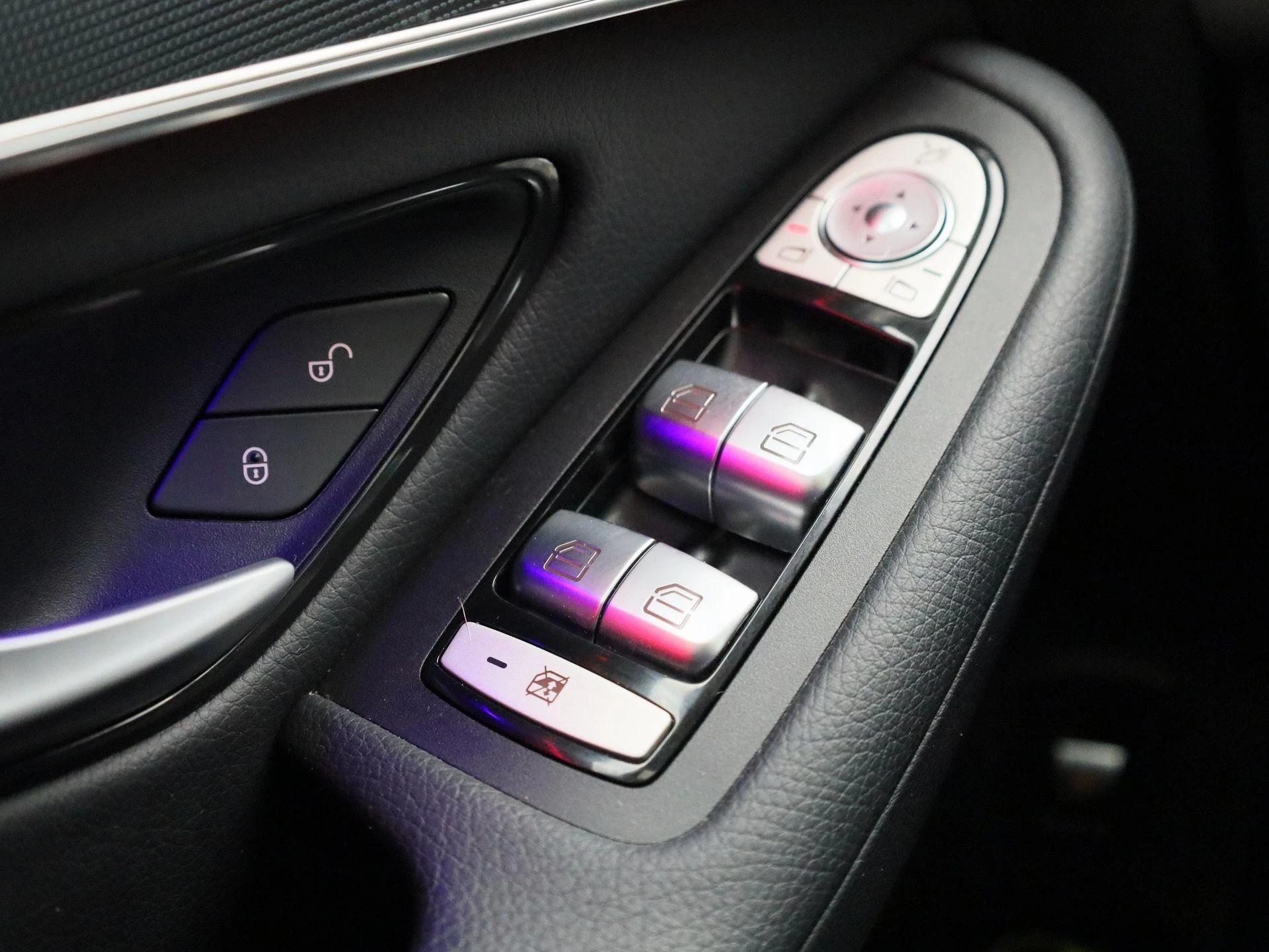 Mercedes-Benz-EQC-image-36