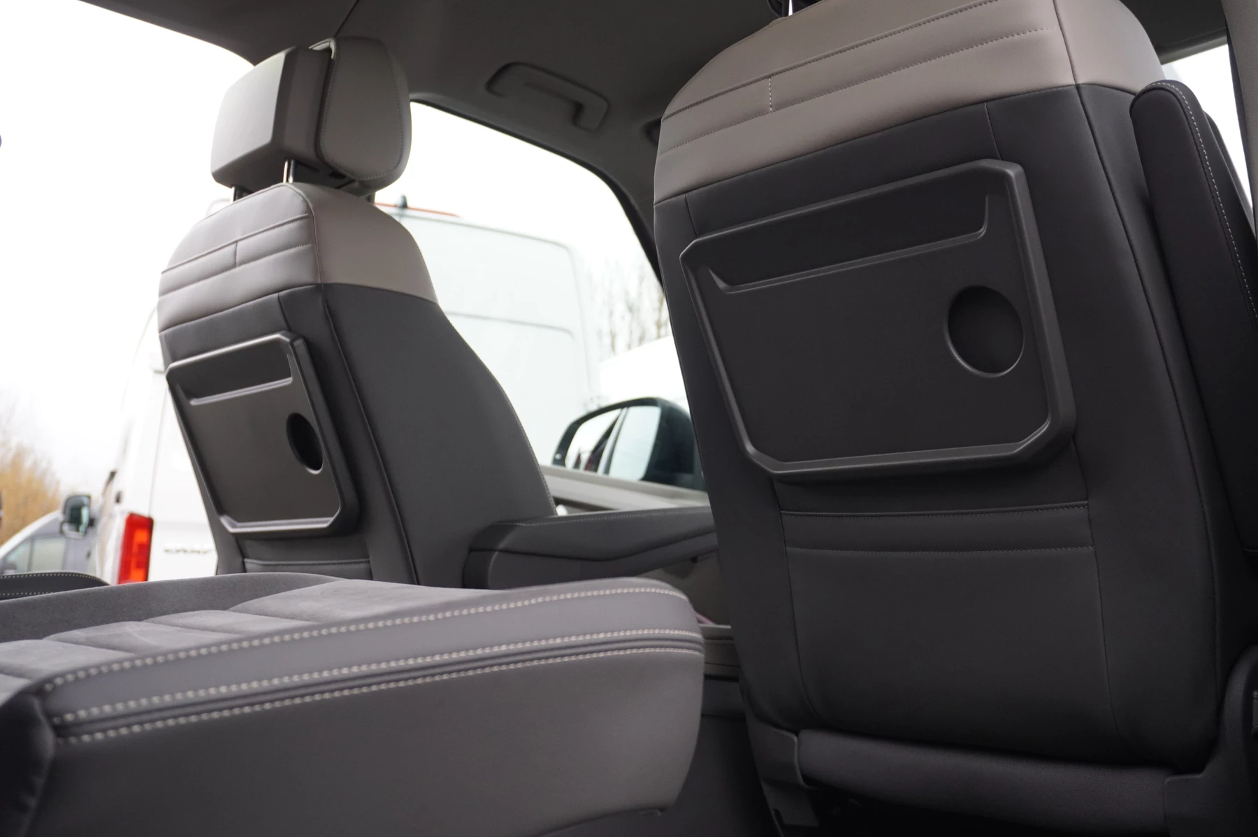 Volkswagen-Multivan-image-11