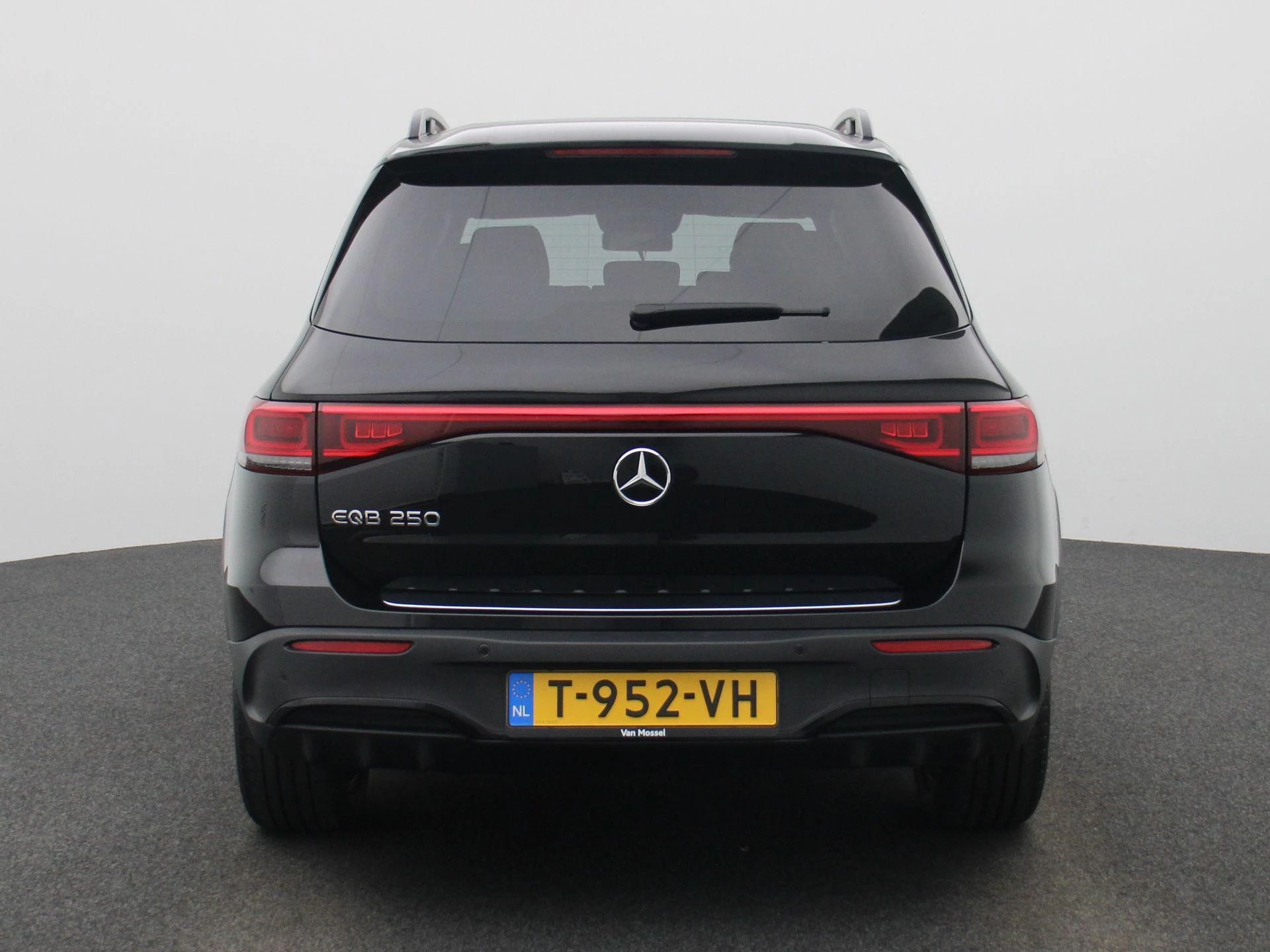 Mercedes-Benz-EQB-image-4