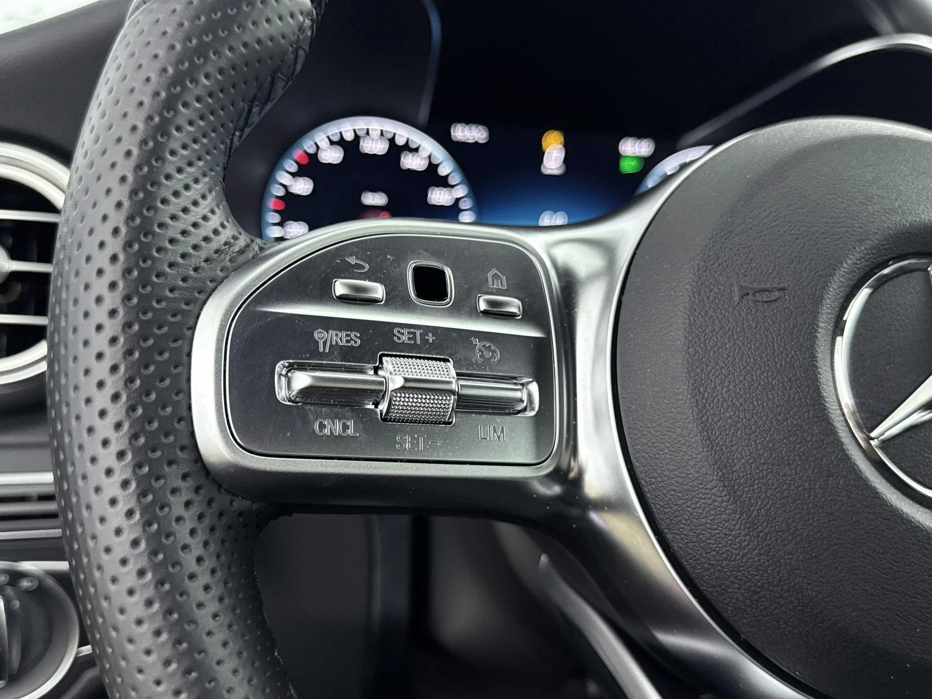 Mercedes-Benz-C-Klasse-image-5