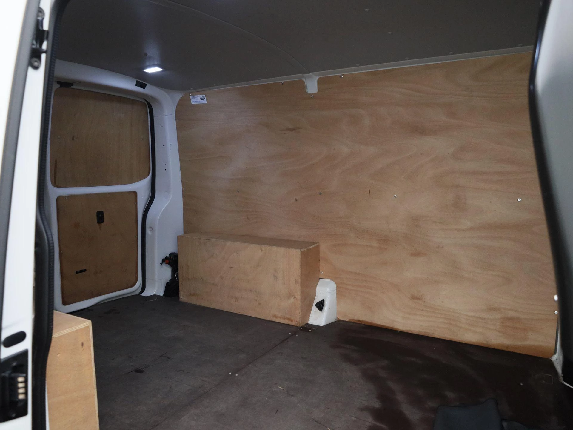 Volkswagen-Transporter-image-12
