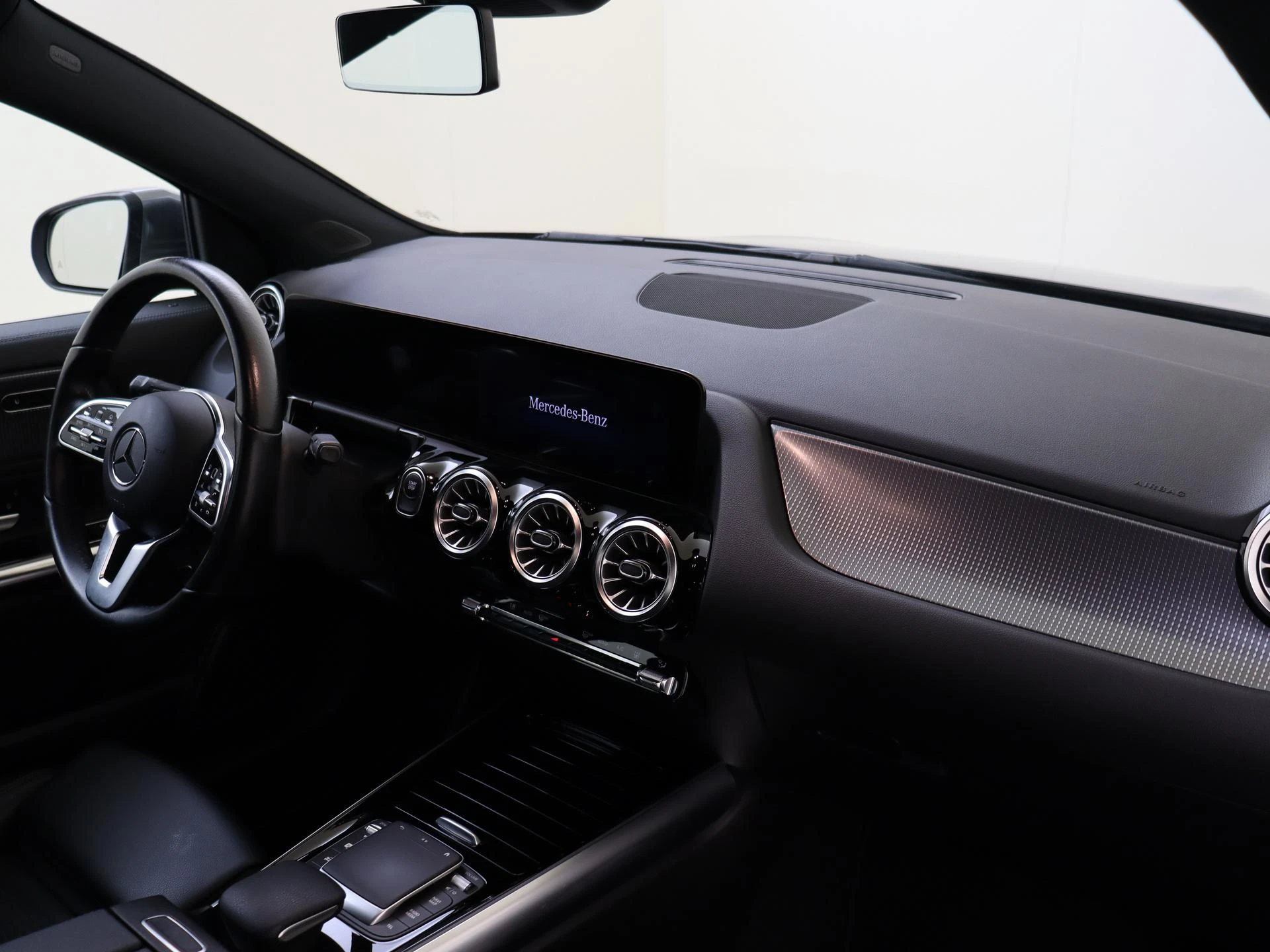 Mercedes-Benz-EQA-image-4