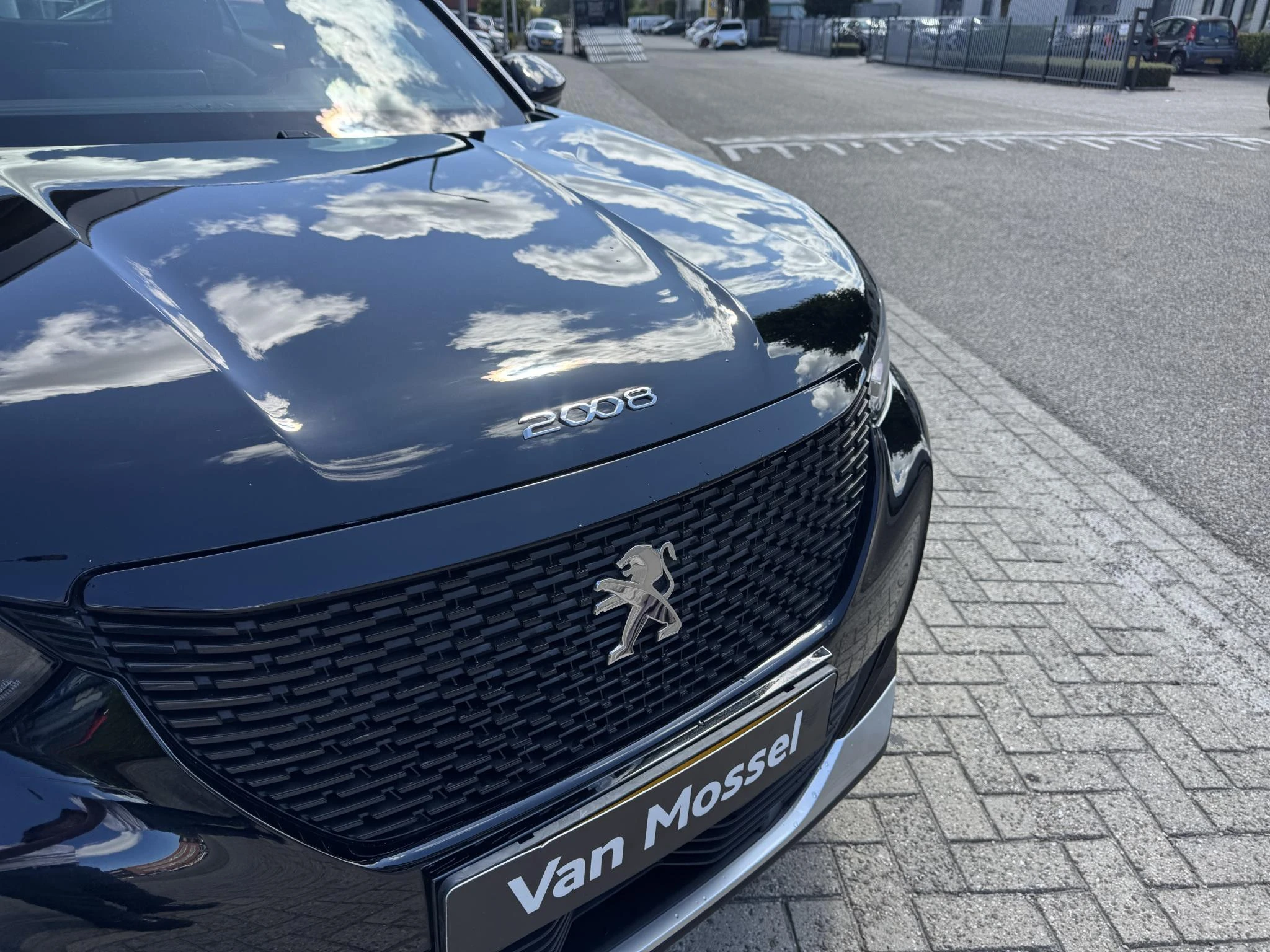 Peugeot-e-2008-image-7