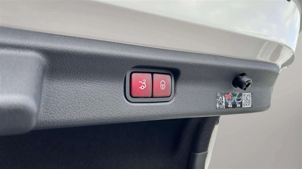 Mercedes-Benz-EQE-image-20