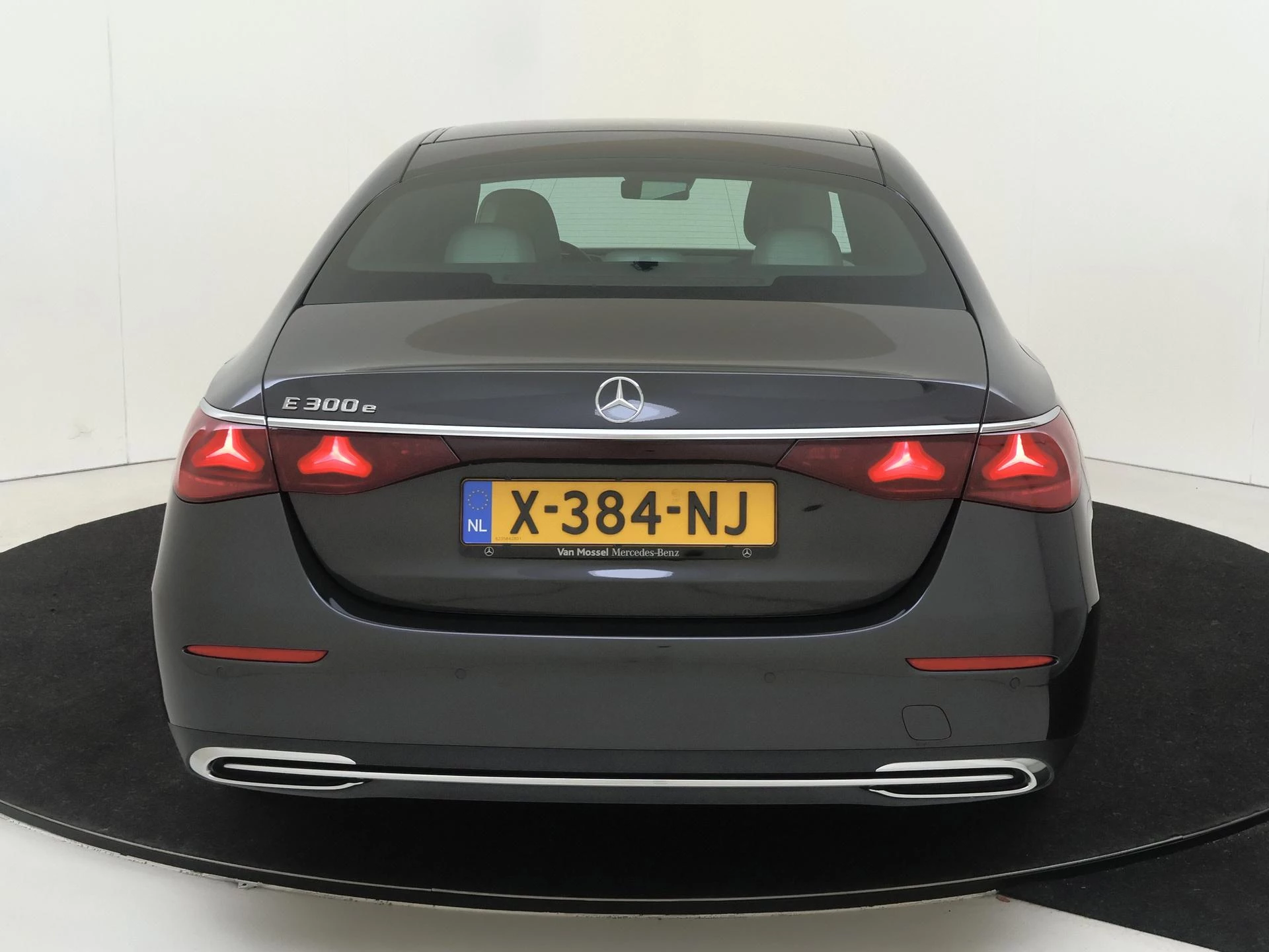 Mercedes-Benz-E-Klasse-image-8