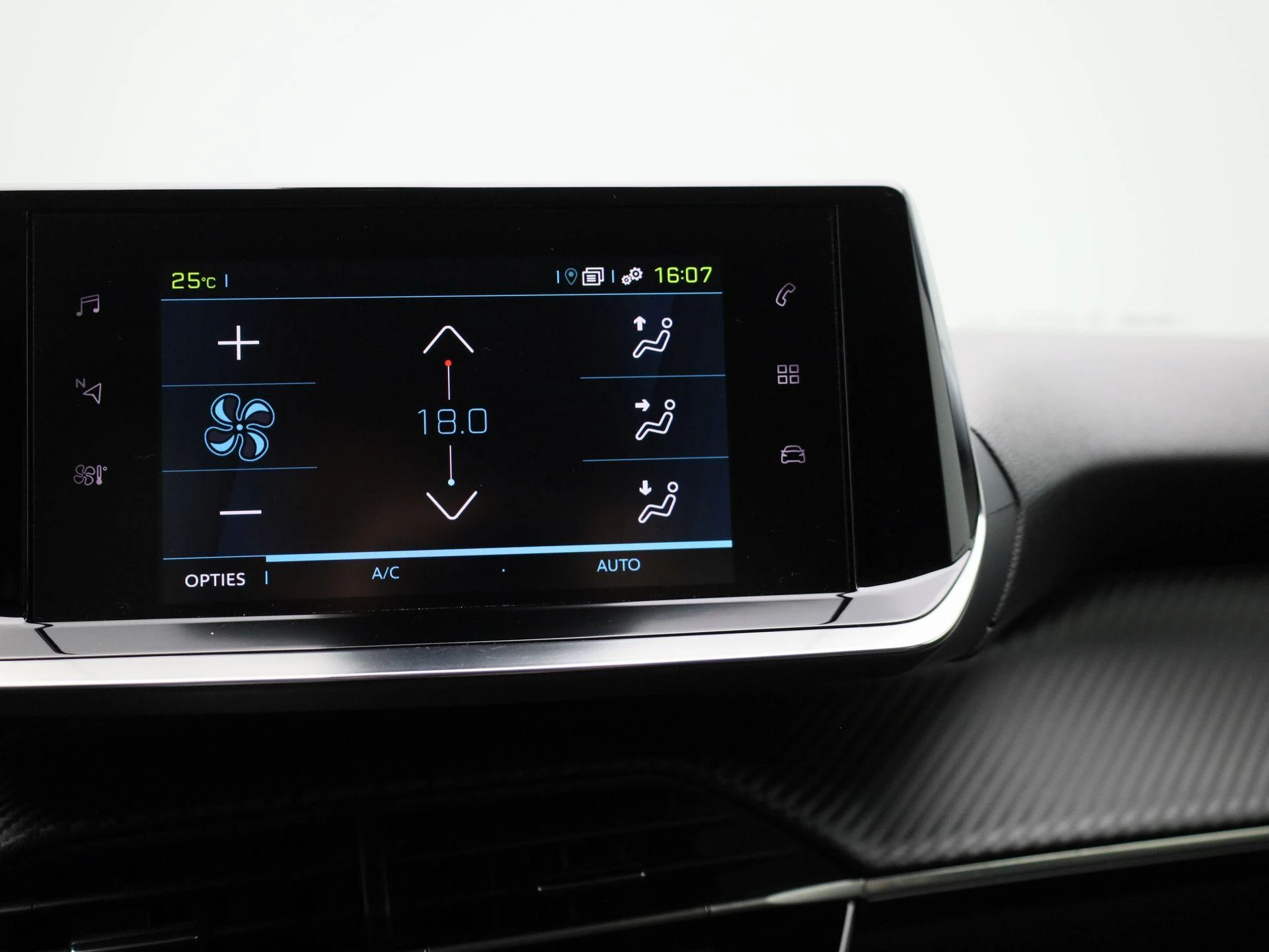 Peugeot-e-2008-image-28