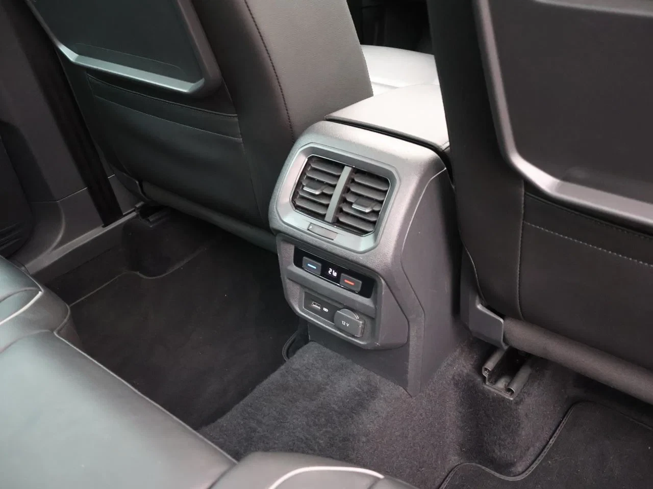 Volkswagen Tiguan Tiguan 1.4TSI 150PK *PANODAK*TREKHAAK*LEDER*PDC*ACC*NAVI*APP-CONNECT*MEMORY SEATS*...*